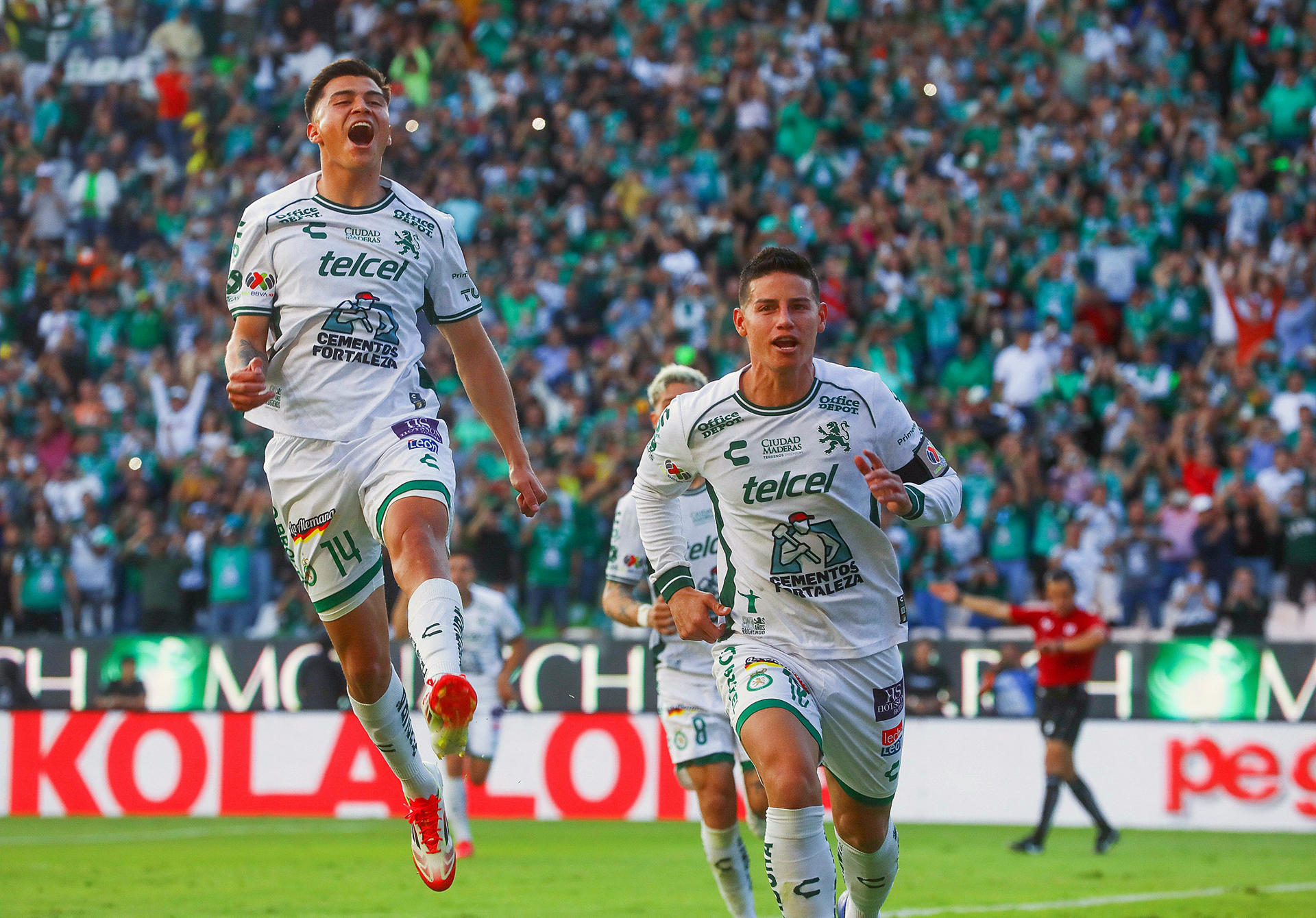 Imagen de archivo de James Rodríguez (d), jugador del Club León de la Liga MX. EFE/ Luis Ramírez