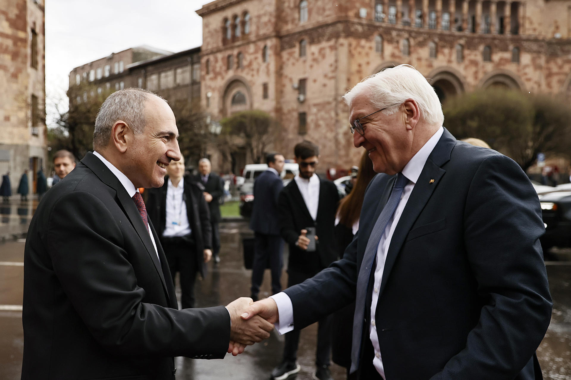 El presidente alemán, Frank-Walter Steinmeier (d), saluda al primer ministro armenio, Nikol Pashinián (i), este lunes durante su visita a Tiflis (Armenia). EFE/ Oficina de Prensa del Primer Ministro de Armenia SÓLO USO EDITORIAL / SÓLO DISPONIBLE PARA ILUSTRAR LA NOTICIA QUE ACOMPAÑA (CRÉDITO OBLIGATORIO)