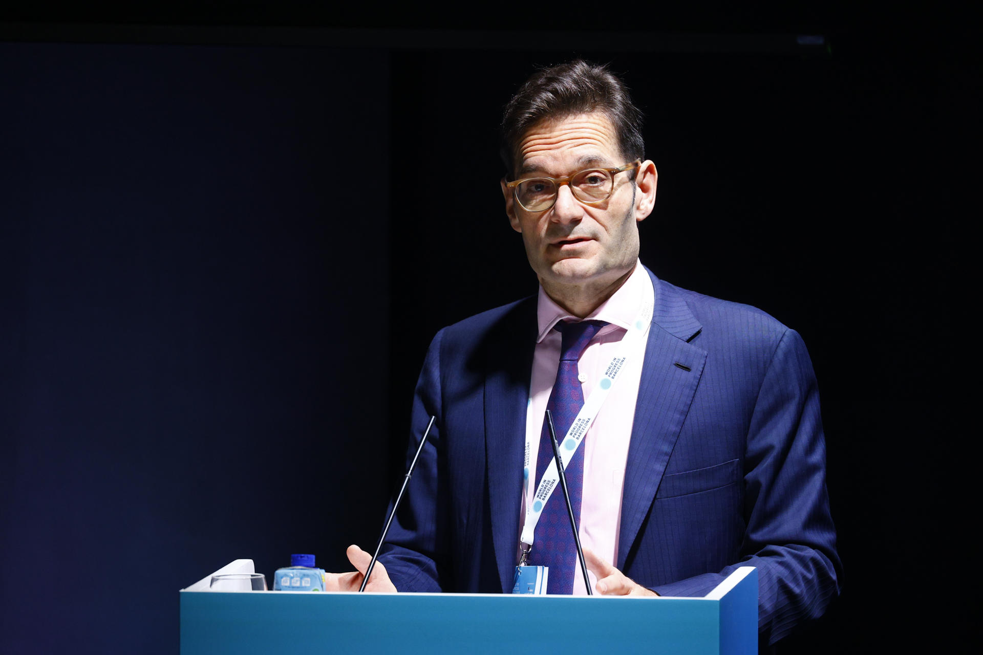Foto de archivo del presidente de PRISA, Joseph Oughourlian, durante la bienvenida en 2024 a los participantes en las jornadas "World in Progress Barcelona". EFE/Quique García