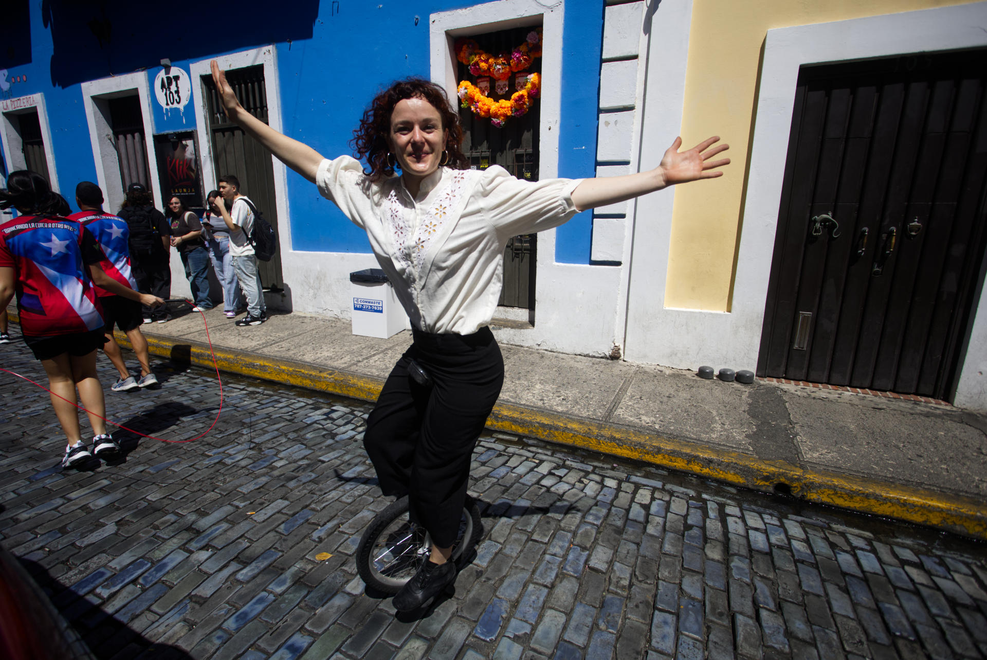 Una integrante del Circo Carpa Diem de Italia desfila durante la comparsa de la 10 edición del Circo Fest este sábado, en el viejo San Juan (Puerto Rico). EFE/ Thais Llorca