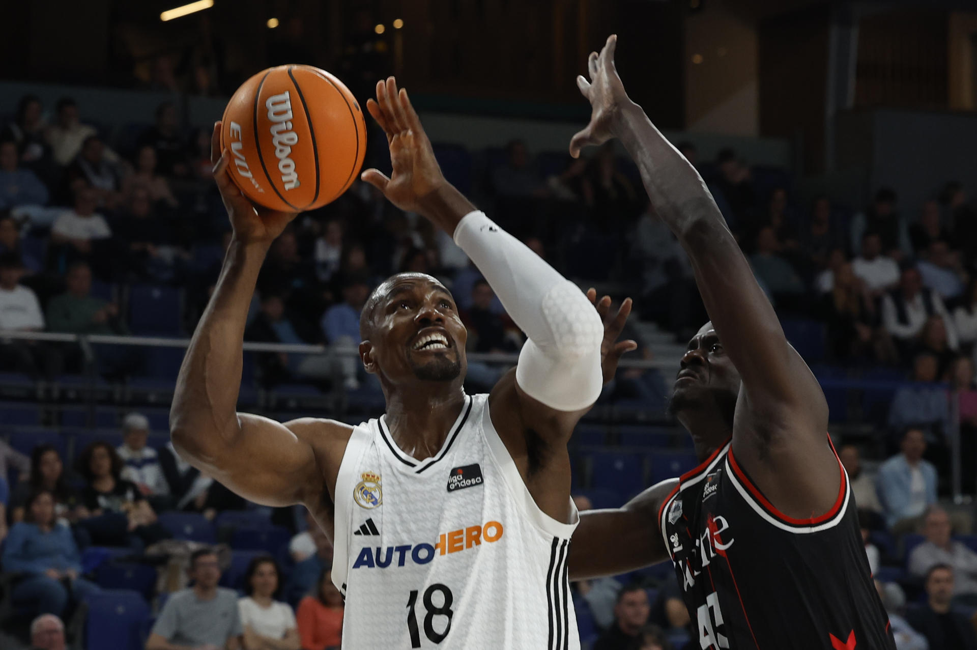 -El jugador del Real Madrid S. Ibaka, durante el partido de la jornada 25 de la Liga Endesa, este domingo en el Movistar Arena  en Maadrid.-EFE/ JJ Guillén