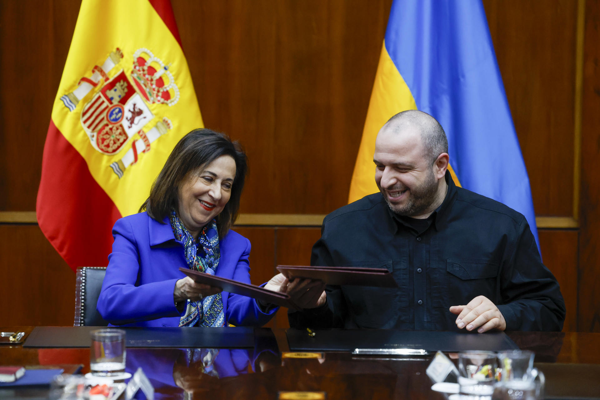 La ministra de Defensa, Margarita Robles, y su homólogo de Ucrania, Rustem Umérov, durante la firma de un acuerdo para que las Fuerzas Armadas españolas continúen prestando apoyo en la formación y adiestramiento de militares ucranianos, este viernes en el Ministerio de Defensa. EFE/Juan Carlos Hidalgo