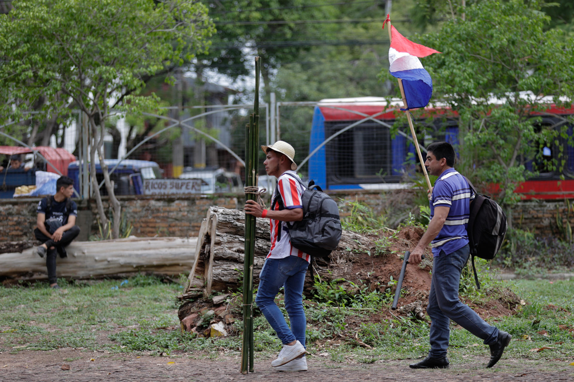 Integrantes de la Federación Nacional de Campesinos de Paraguay llegan al Seminario Metropolitano a una concentración previa a la marcha nacional campesina, este miércoles, en Asunción (Paraguay). EFE/ Juan Pablo Pino