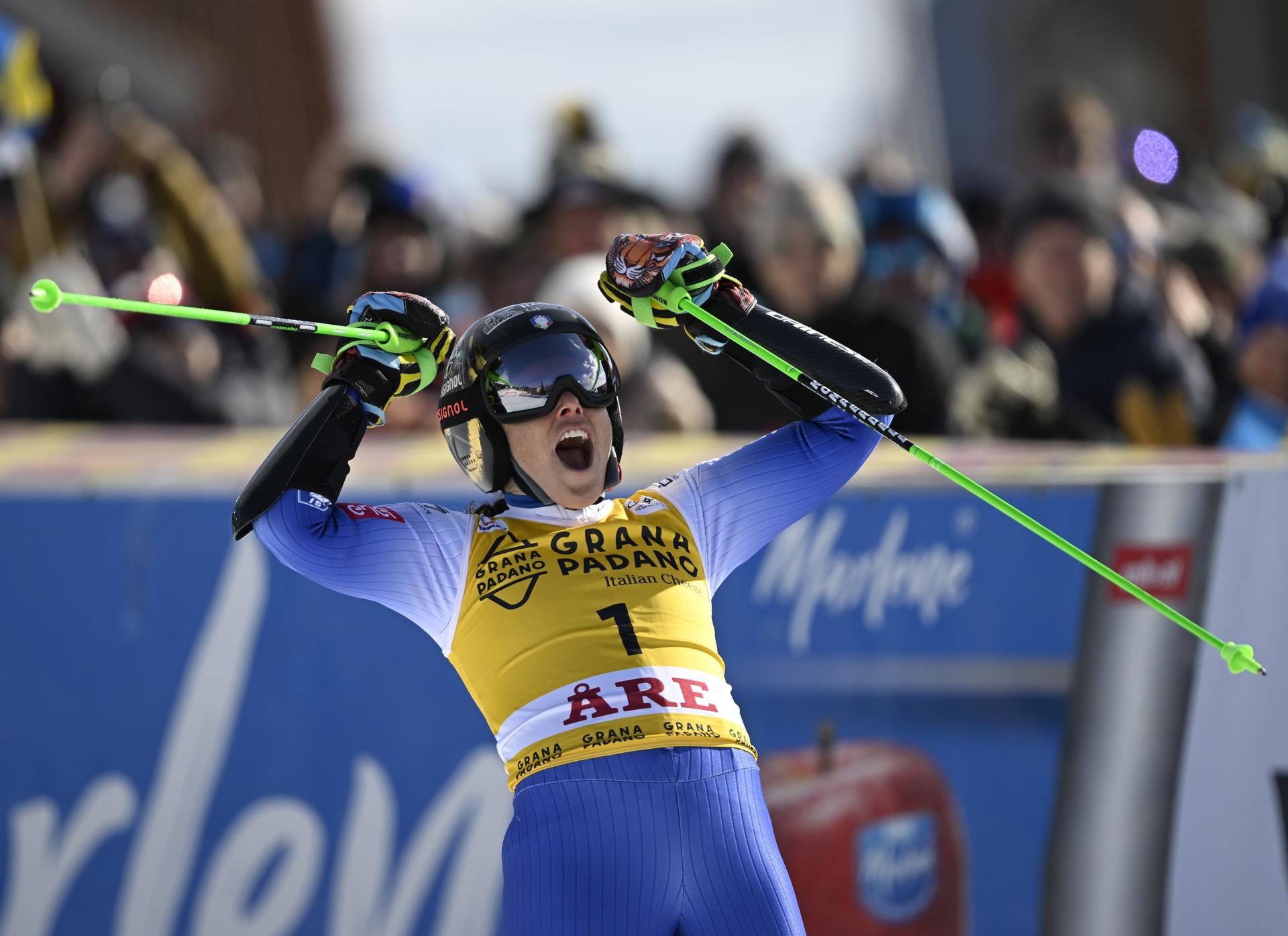 Federica Brignone reacciona en el área de meta tras el gigante de la Copa del Mundo de Esquí Alpino de Åre (Suecia) EFE/EPA/Pontus Lundahl