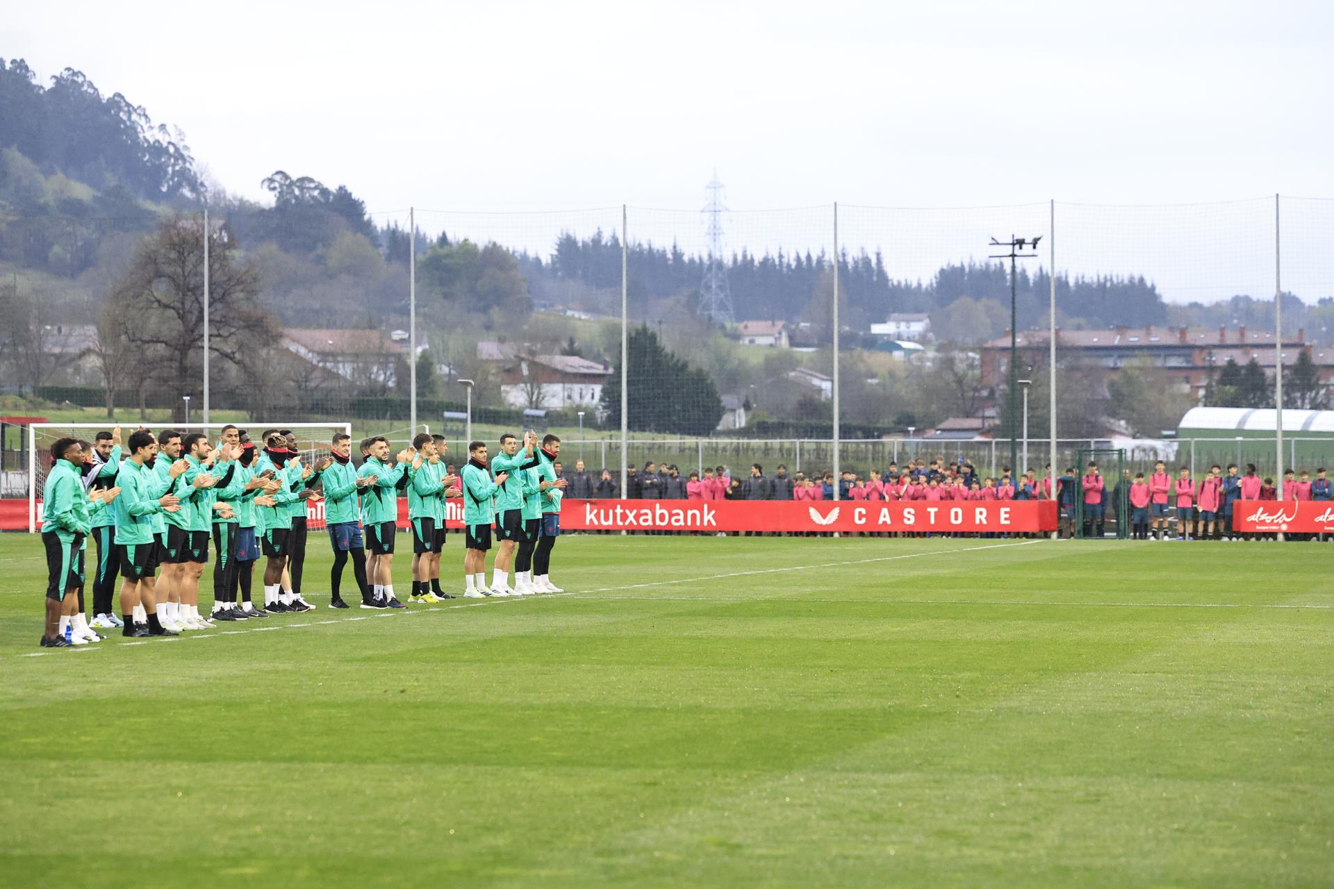 Cientos de aficionados han arropado al Athletic de Bilbao tras el último entrenamiento con el que el conjunto rojiblanco ha preparado este miércoles el partido de Liga Europa del jueves ante la Roma en San Mamés. EFE/ Miguel Toña