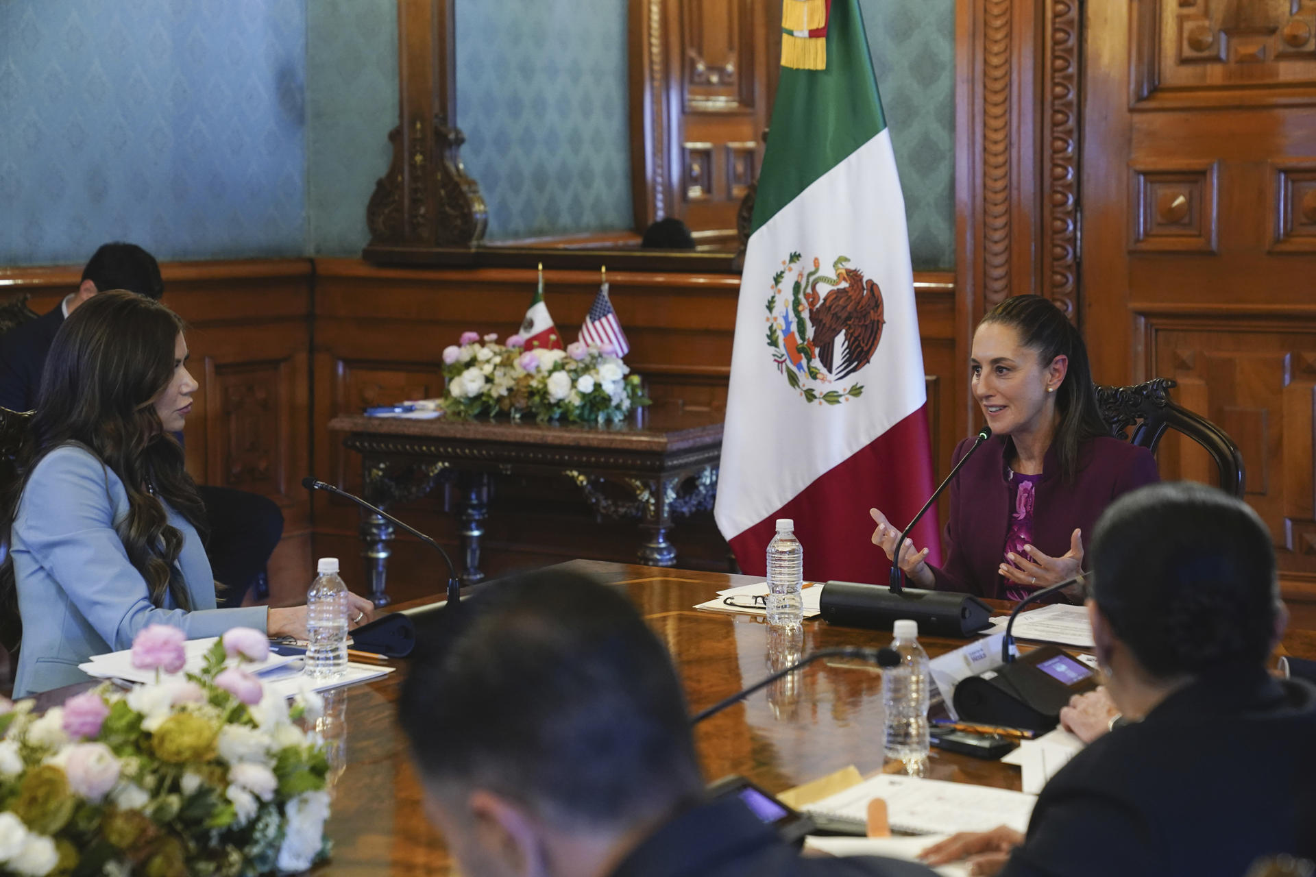 Fotografía cedida por la Presidencia de México de la mandataria mexicana Claudia Sheinbaum (d) conversando con la secretaria de Seguridad Nacional de Estados Unidos, Kristi Noem (i), durante una reunión privada este viernes en el Palacio Nacional en Ciudad de México (México). EFE/Presidencia de México/SOLO USO EDITORIAL/NO VENTAS/SOLO DISPONIBLE PARA ILUSTRAR LA NOTICIA QUE ACOMPAÑA(CRÉDITO OBLIGATORIO)