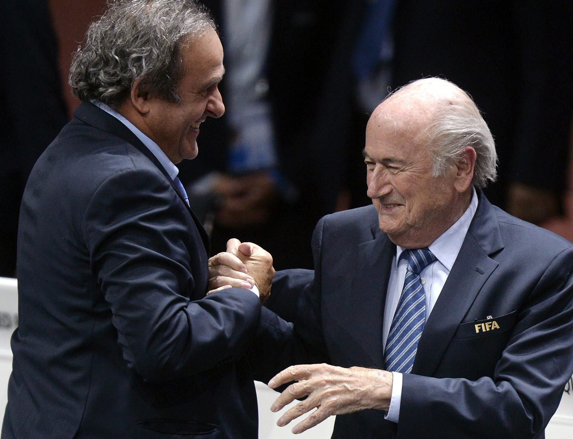 El presidente de la UEFA, Michel Platini (d), felicita al presidente de la Federación Internacional de Fútbol (FIFA), Joseph Blatter (i), por su reelección durante el 65º Congreso de la institución, en Zúrich (Suiza) el 29 de mayo de 2015. EFE/Walter Bieri