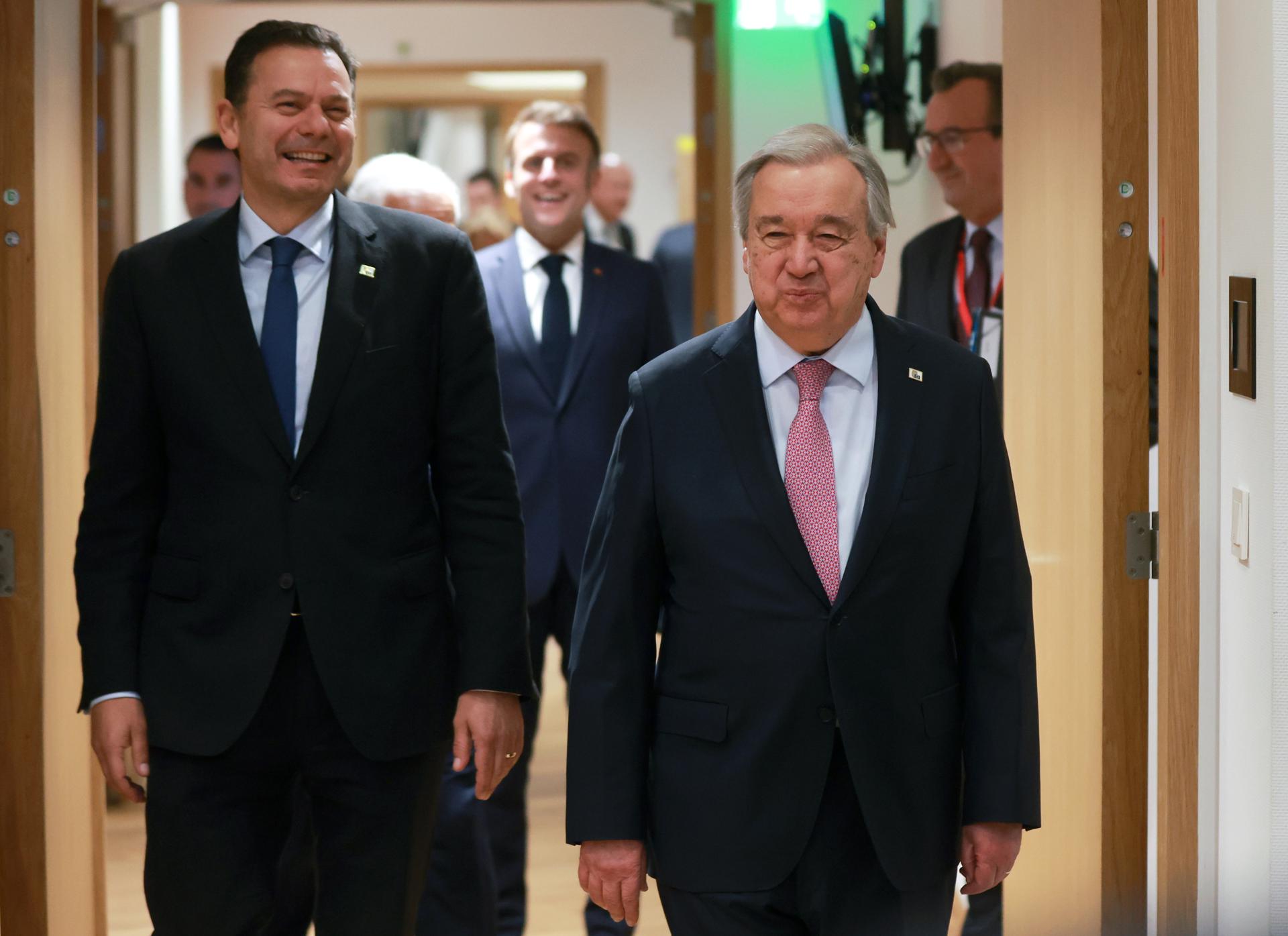 El Primer Ministro de Portugal, Luis Montenegro (I), y el Secretario General de la ONU, Antonio Guterres (D), durante la cumbre del Consejo Europeo en Bruselas, Bélgica, el 20 de marzo de 2025. La competitividad, los últimos acontecimientos en Ucrania y la política de defensa europea serán discutidos por los líderes de la UE en la cumbre. (Bélgica, Ucrania, Bruselas) EFE/EPA/OLIVIER HOSLET / POOL