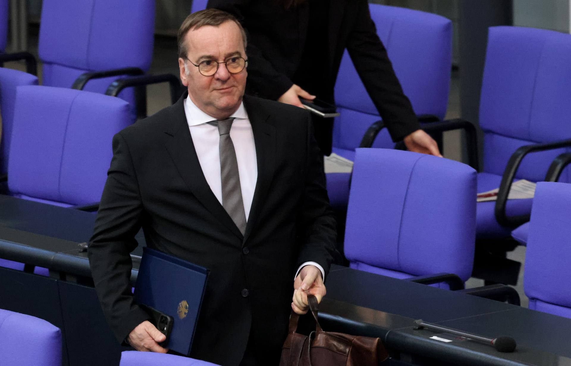 El ministro de Defensa alemán, Boris Pistorius, asiste a una sesión plenaria especial del 'Bundestag' (parlamento alemán), en Berlín el 18 de marzo de 2025. EFE/EPA/HANNIBAL HANSCHKE