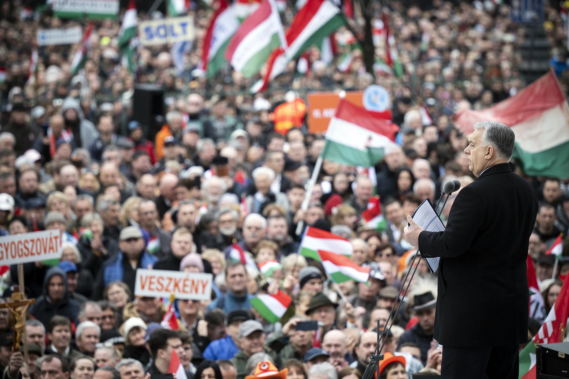 Imagen facilitada por la oficina de prensa del primer ministro de Hungría, Viktor Orbán, ante sus seguidores en la plaza del Museo Nacional, con motivo de la Fiesta Nacional de Hungría, el 15 de marzo de 2025.EFE/EPA/VIVIEN CHER BENKO/OFICINA DE PRENSA DEL PRIMER MINISTRO HÚNGARO VÍA MANUAL SOLO PARA USO EDITORIAL/SIN VENTAS