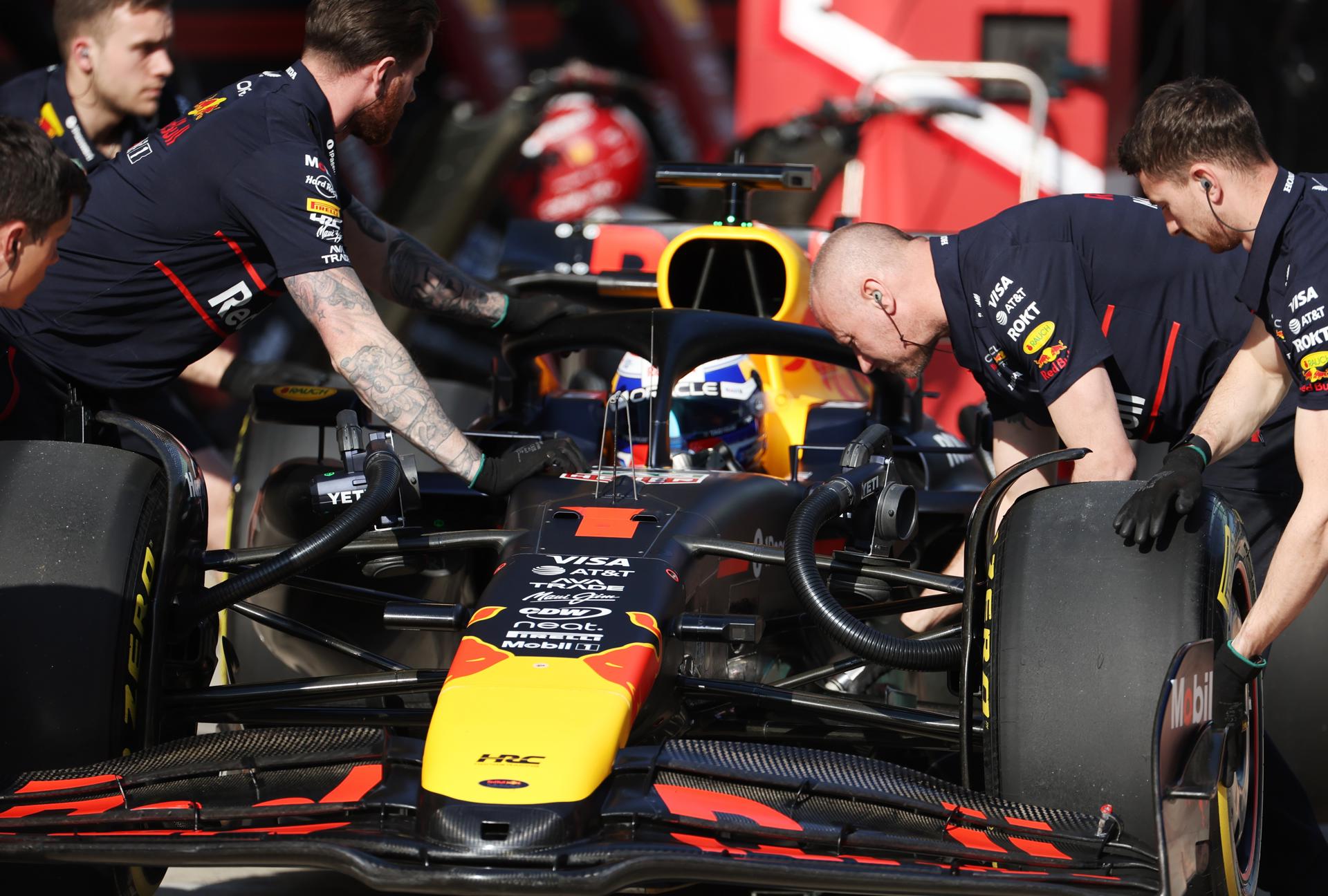 El piloto NEERLANDÉS de Red Bull Racing, Max Verstappen, de Regreso al garaje durante la Clasificación Sprint en el Circuito Internacional de Shanghái. EFE/EPA/WU HAO / POOL