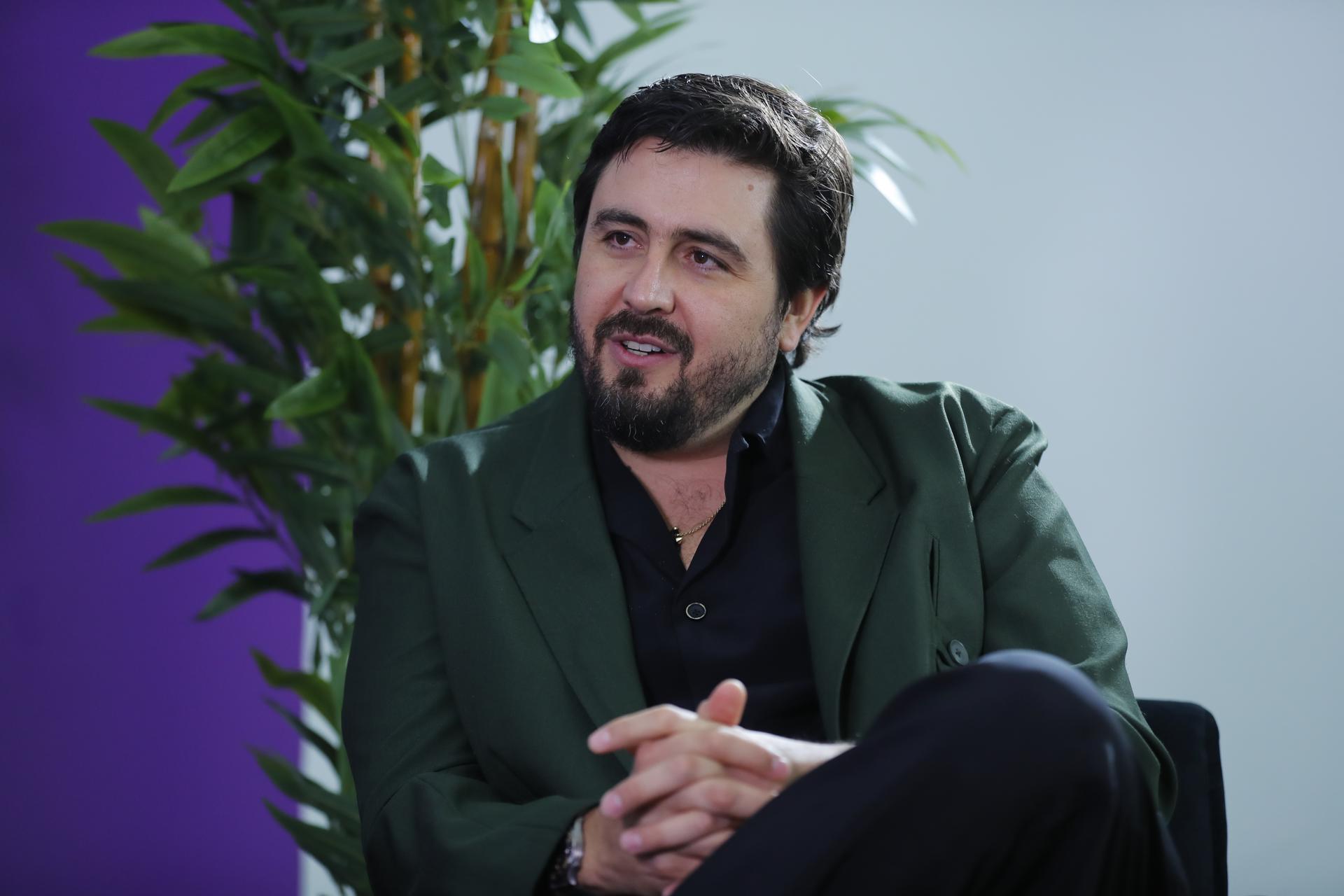 El empresario mexicano, Amaury Vergara habla este viernes (ayer), durante una entrevista con EFE, en la ciudad de Guadalajara, en Jalisco (México). EFE/ Francisco Guasco