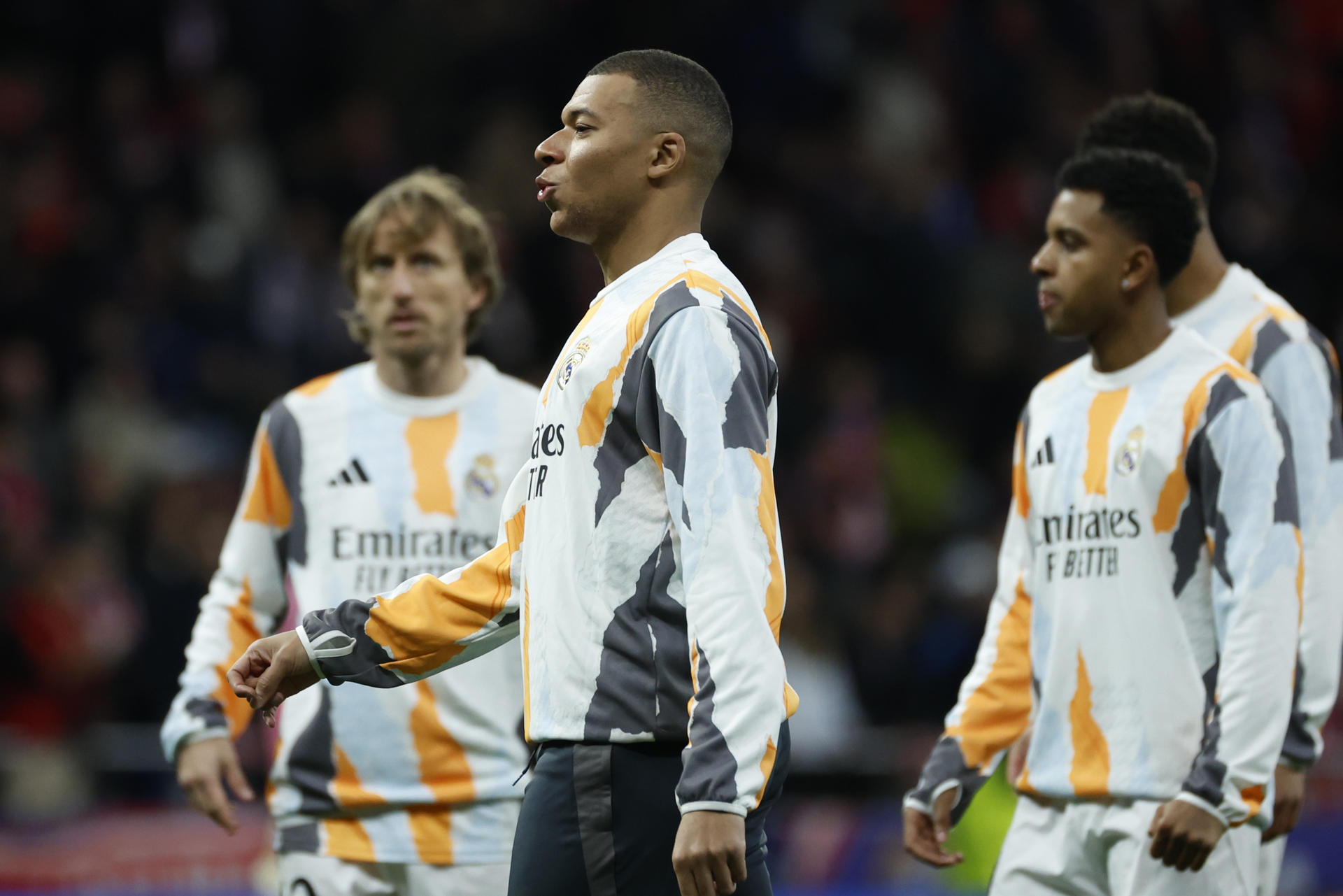 El delantero del Real Madrid Kylian Mbappé, durante el calentamiento previo al partido de vuelta de los octavos de final de la Liga de Campeones que Atlético de Madrid y Real Madrid disputan en el estadio Metropolitano. EFE/Juanjo Martín
