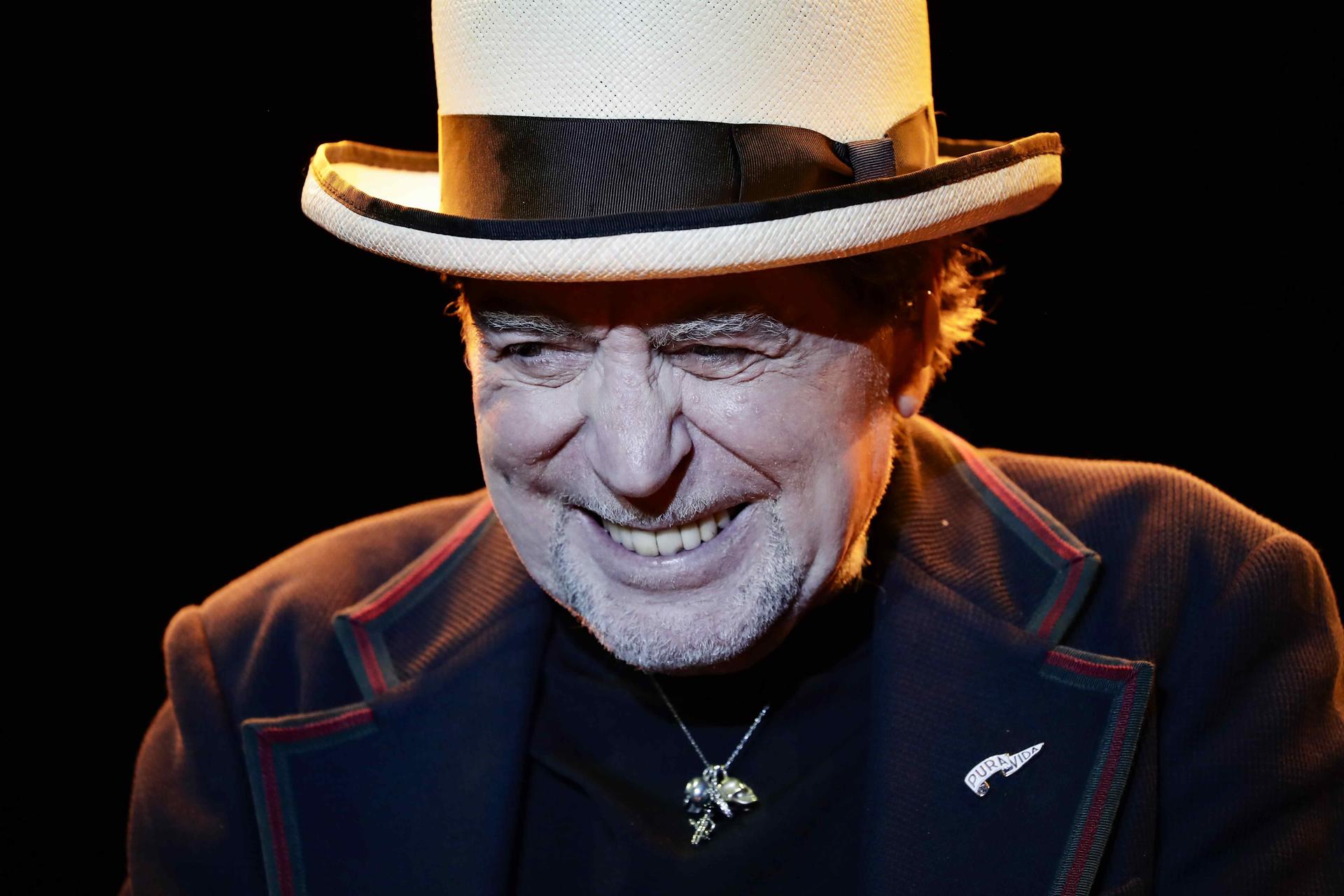 El cantante español Joaquín Sabina ofrece un concierto este sábado en el Estadio Nacional, en San José (Costa Rica). EFE/Jeffrey Arguedas