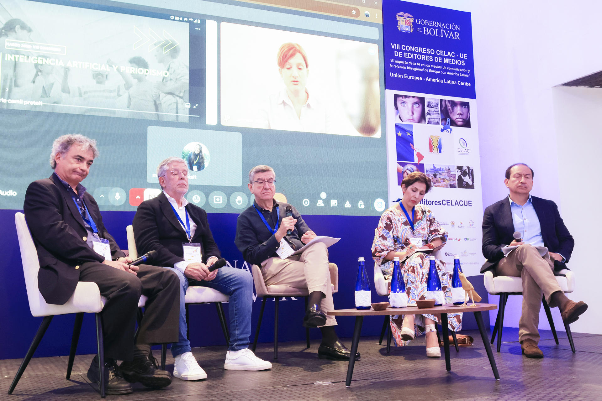 De derecha a izquierda, el director de El Tiempo, Andres Mompotes Lemos; la directora de La Razó, Claudia Benavente; el socio del Grupo Kreab, Antonio San Jose; el director de Nuevos Proyectos del GrupoPrisa, Alejandro Elortegui y el editor jefe del Clarín, Pablo Vaca, participan en el VIII Congreso de Editores de Medios de Comunicación de la Unión Europea y América Latina (VIII Congreso CELAC – UE) este martes, en Cartagena (Colombia). Javier Milei, Claudia Sheinbaum y Nayib Bukele se han convertido en los líderes latinoamericanos más mencionados en Europa, lo cual refleja un creciente interés del viejo continente por la política de la región, según un análisis del Instituto de Prospectiva Internacional (IPI) presentado en el marco del VIII Congreso CELAC – UE. EFE/ Ricardo Maldonado Rozo
