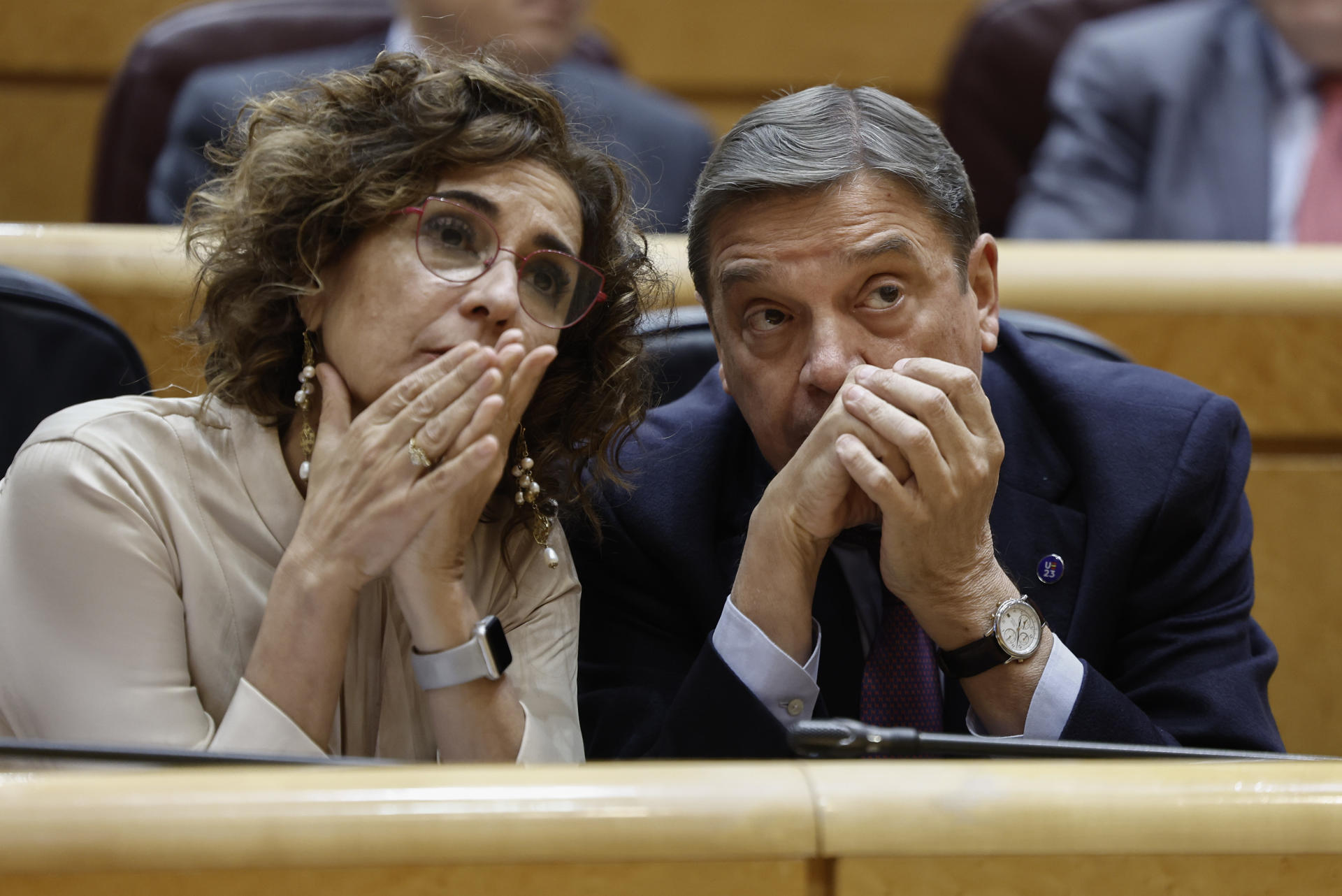 Archivo de 2023 de la ministra de Hacienda, María Jesús Montero, y el ministro de Agricultura, Pesca y Alimentación, Luis Planas, durante una sesión de control al Gobierno en el Senado. EFE/ Sergio Pérez