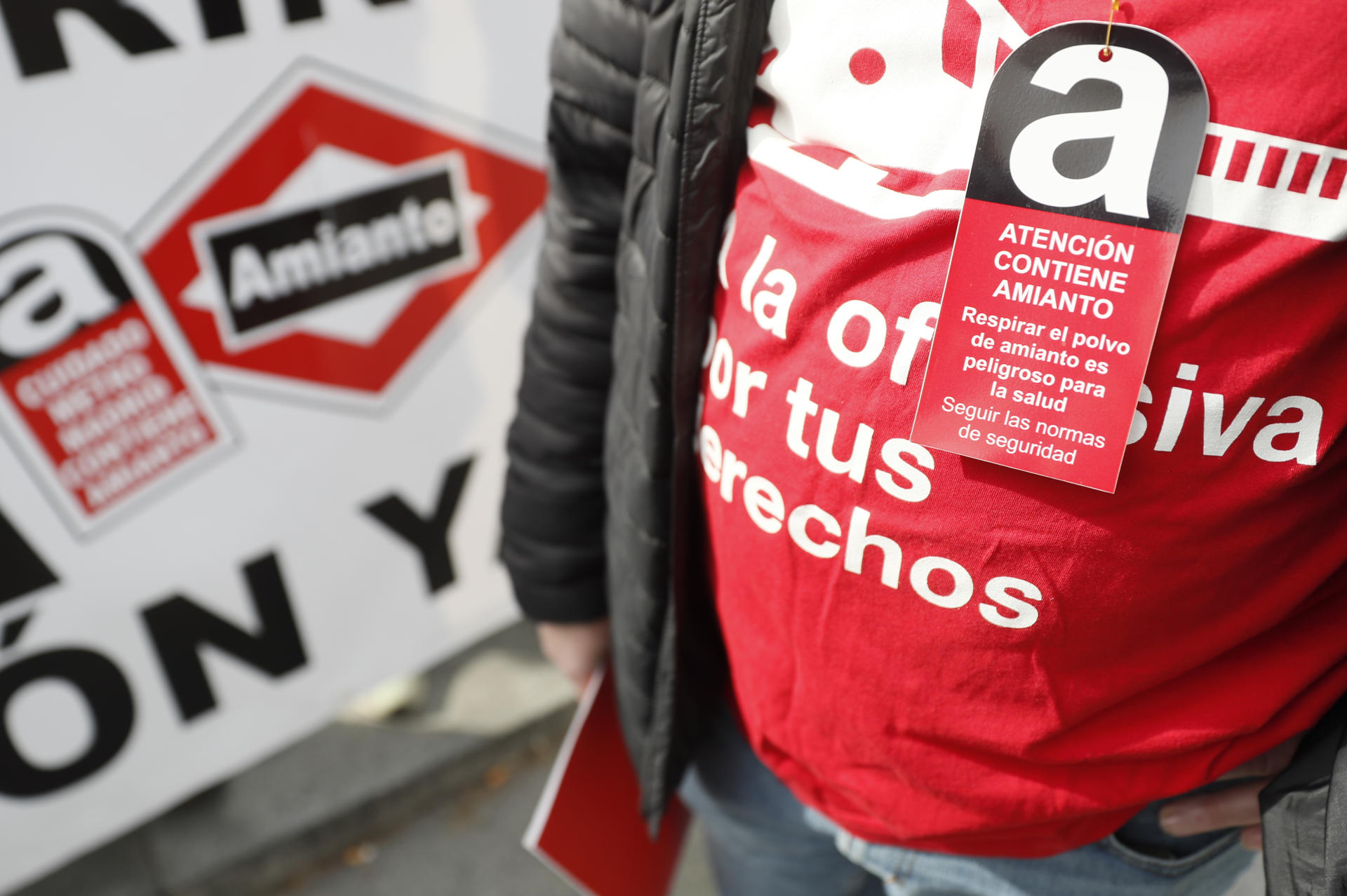 Los sindicatos del comité de empresa de Metro de Madrid se concentran enfrente del Congreso de los diputados para exigir a los grupos parlamentarios la creación de un Fondo de Compensación a las Víctimas por amianto y el acceso a la jubilación anticipada para los trabajadores que, durante su vida laboral, han estado manipulando o expuestos a este elemento, en Madrid. EFE/ Mariscal