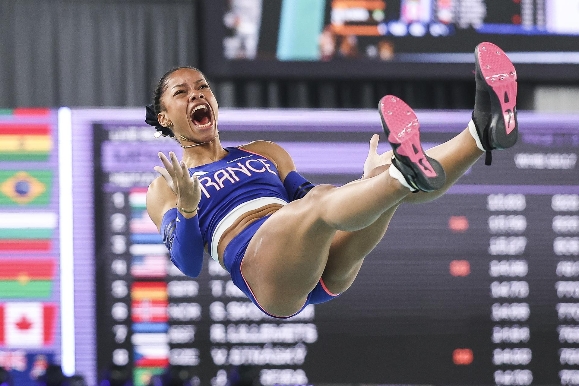 La francesa Marie-Julie Bonnin reacciona tras proclamarse campeona del mundo de salto con pértiga en los Mundiales en pista cubierta de Nanjing, China. EFE/EPA/JESSICA LEE