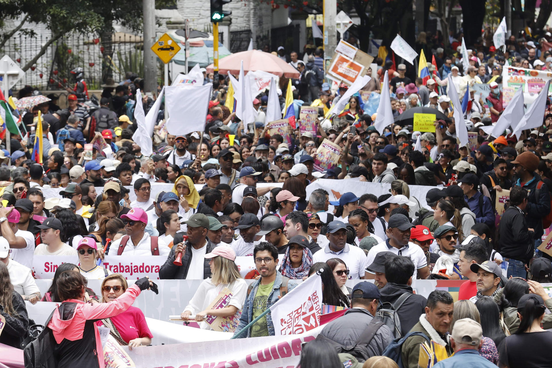 Personas participan en una manifestación este martes, en Bogotá (Colombia). EFE/ Mauricio Dueñas Castañeda