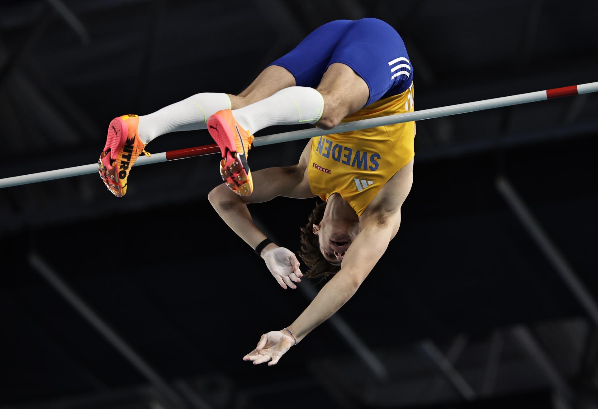 El sueco Armand Duplantis, durante la prueba de salto con pértiga masculino de los Mundiales de Atletismo en pista cubierta en Nanjing, China. EFE/EPA/ANDRÉS MARTÍNEZ CASAÑAS