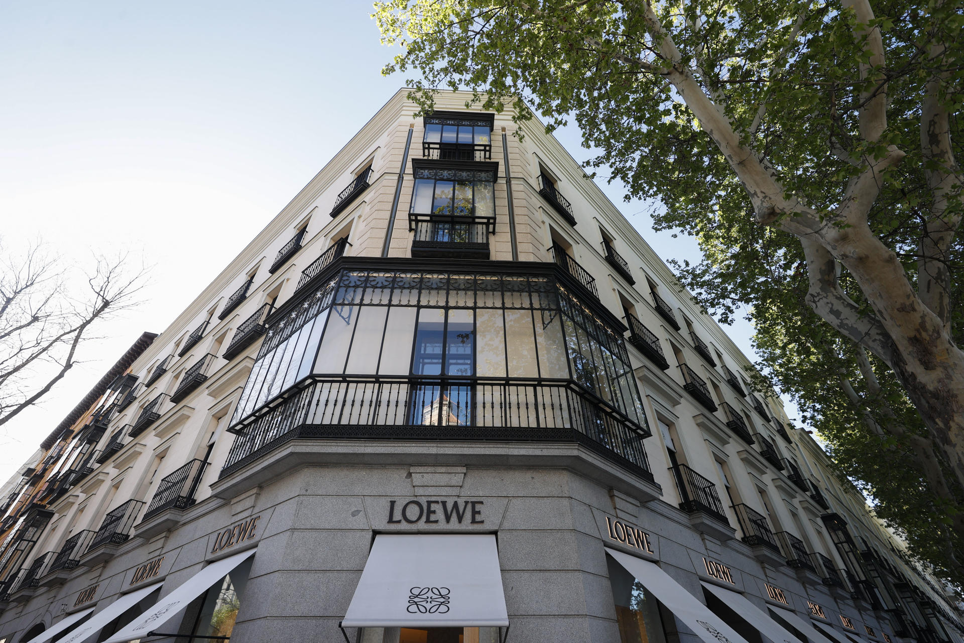 Imagen de archivo de una fachada de un edificio en la Calle Serrano frente a la plaza de Colón en Madrid. EFE/ Javier Lizón