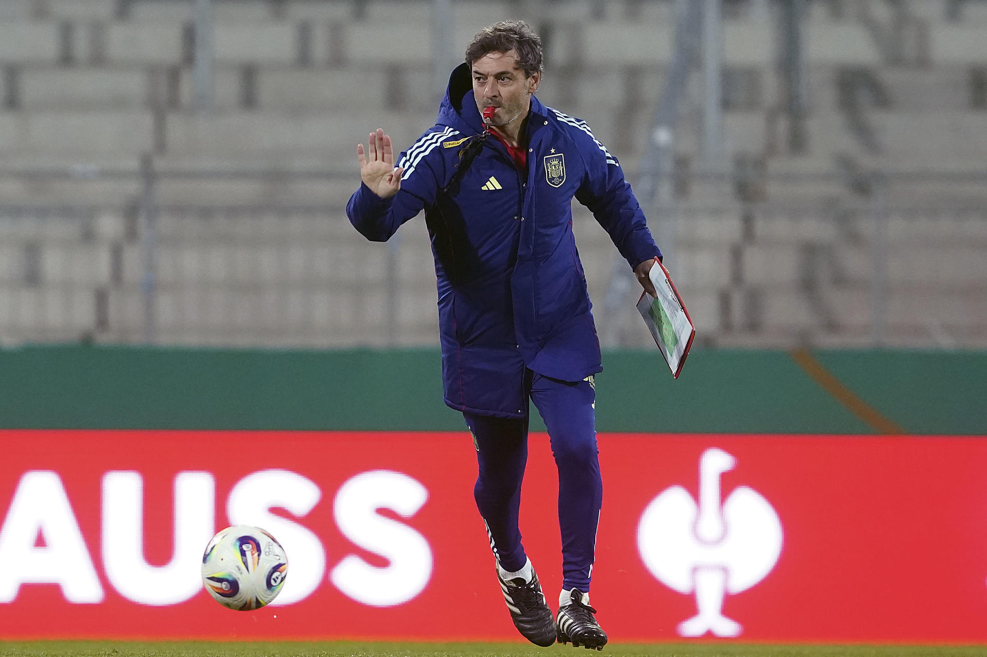 El entrenador de la selección española sub-21, Santi Denia, durante el entrenamiento celebrado este lunes en Stadion am Böllenfalltor, en Darmstadt, previo al partido amistoso de mañana ante Alemania. EFE/RFEF