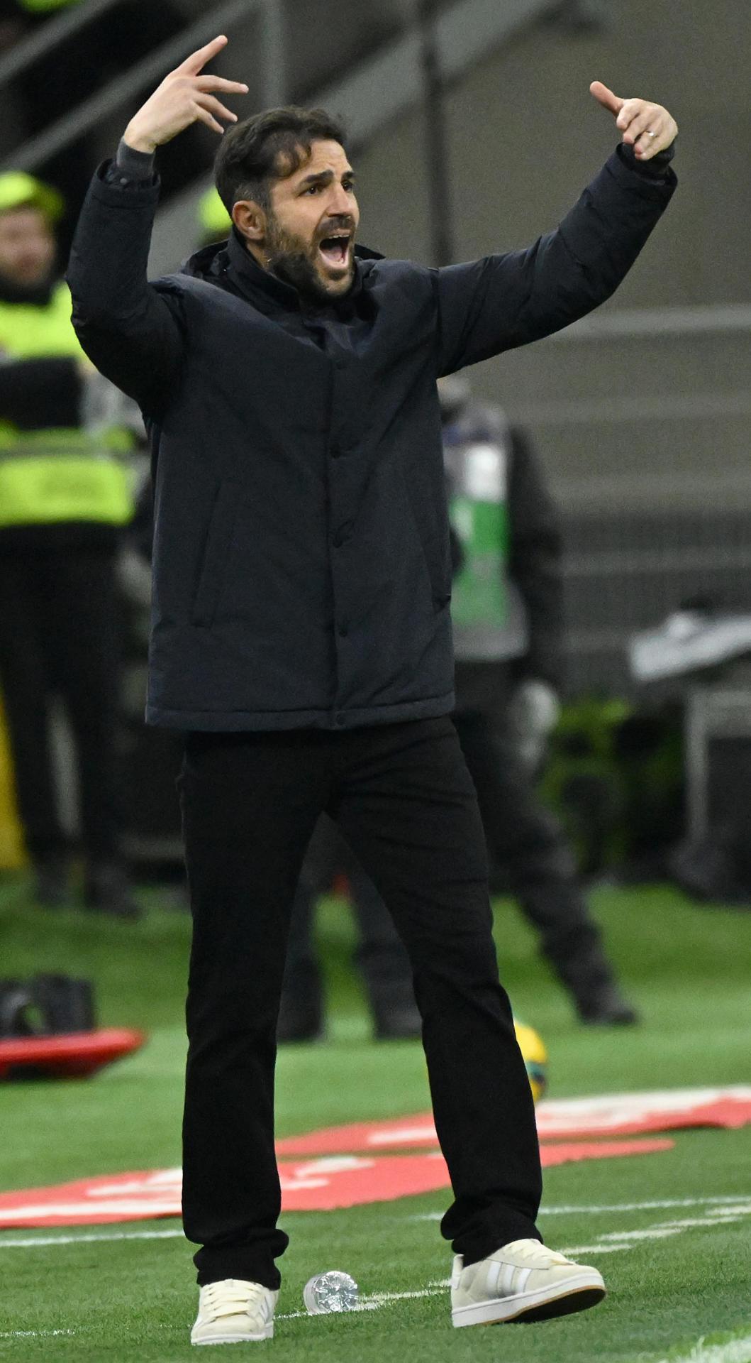 El entrenador del Como Cesc Fabregas durante el partido de la Serie A que han jugado AC Milan y Como en el Giuseppe Meazza Stadium en Milan, Italia. EFE/EPA/DANIEL DAL ZENNARO