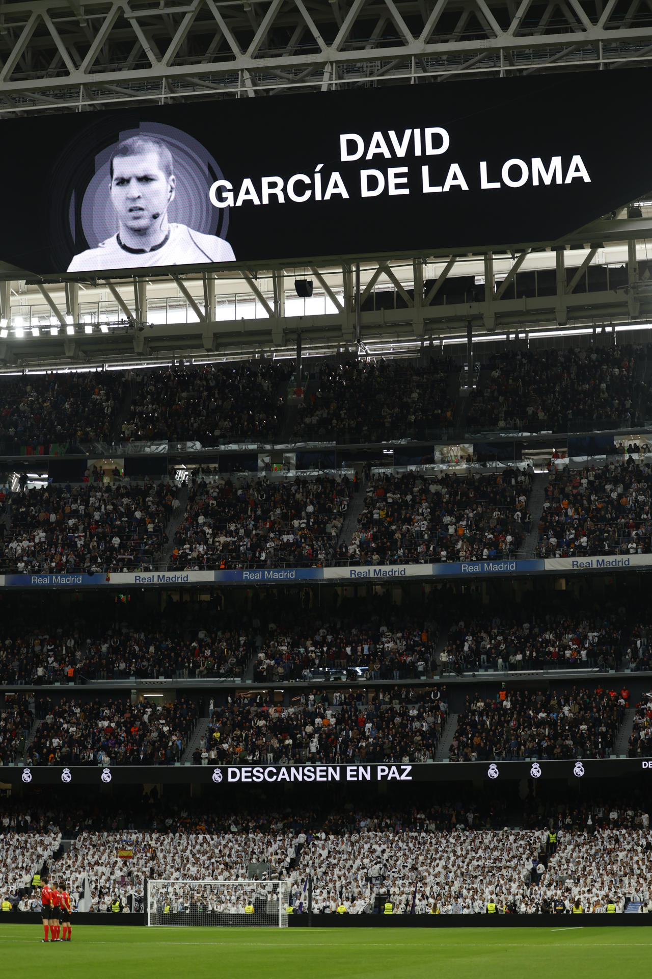 Minuto de silencio por David García de la Loma y el médico del FC Barcelona Carles Miñarro antes del partido de la jornada 27 de LaLiga EA Sports entre el Real Madrid y el Rayo Vallecano este domingo en el Santiago Bernabéu. EFE/Mariscal
