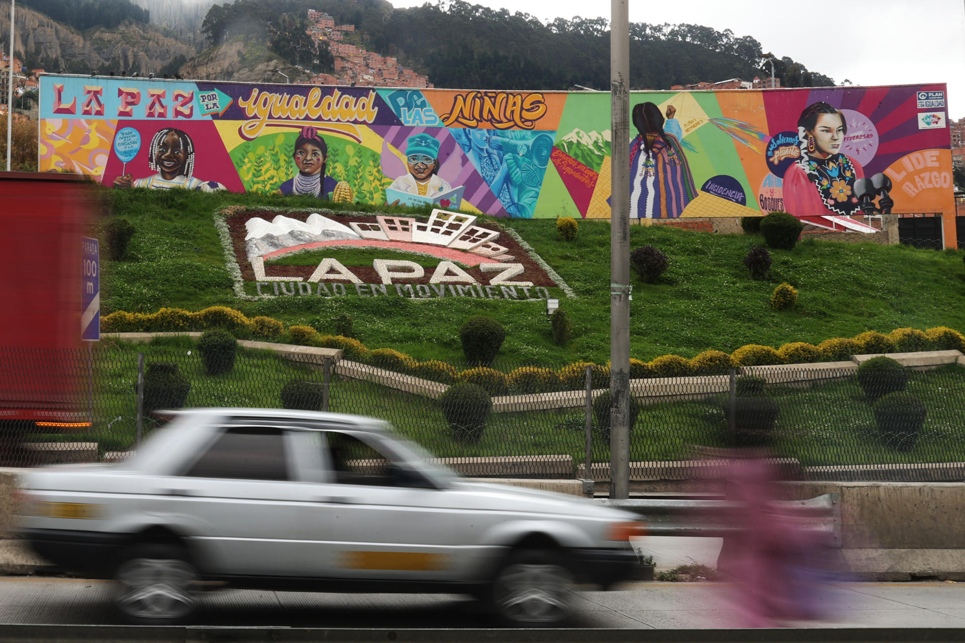 Fotografía del 21 de marzo de 2025 de un mural alusivo a los derechos de las niñas, en La Paz (Bolivia). EFE/ Luis Gandarillas