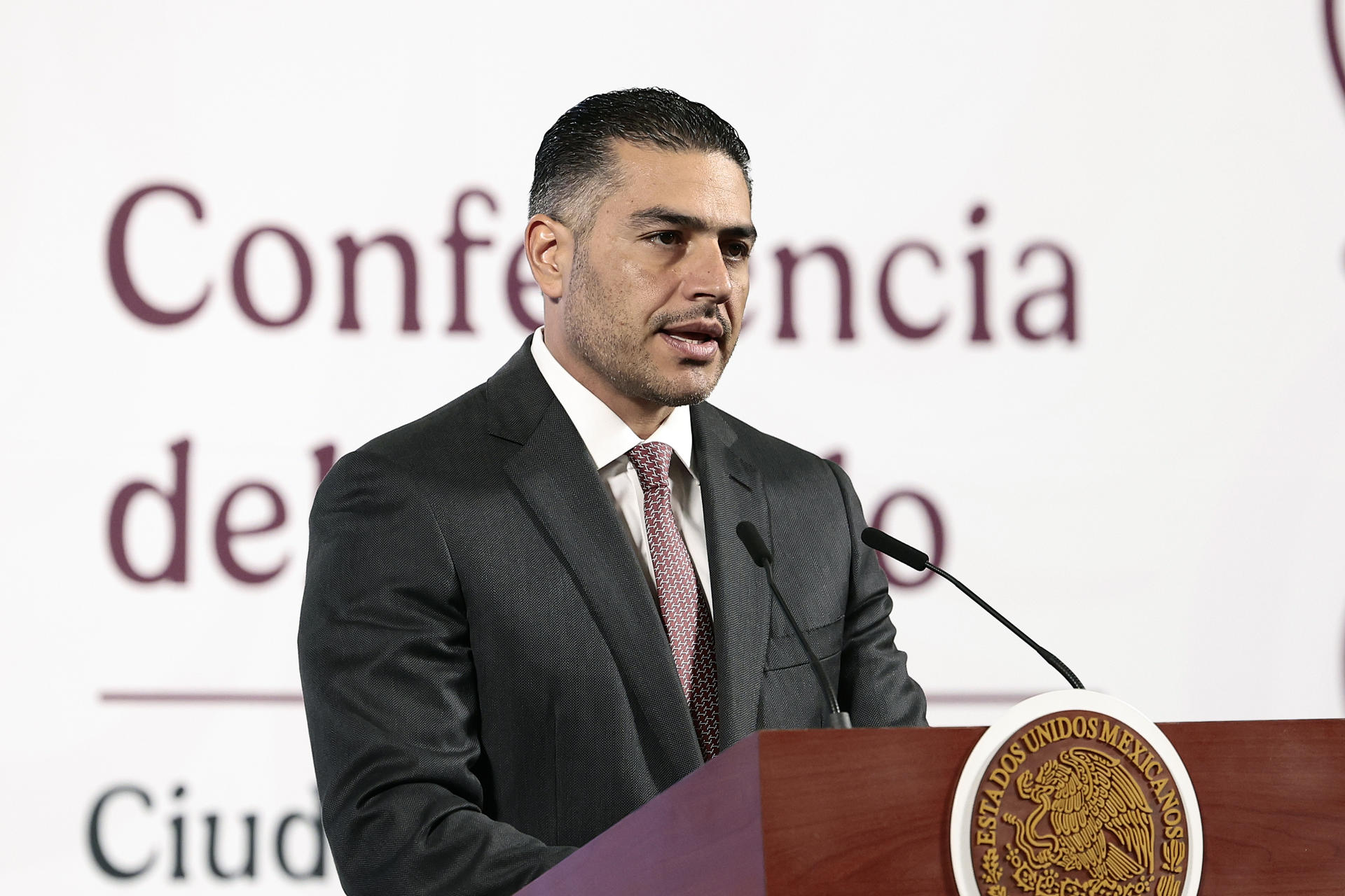 El secretario de Seguridad y Protección Ciudadana, Omar García Harfuch, habla durante una rueda de prensa este lunes, en Palacio Nacional de la Ciudad de México (México). EFE/ José Méndez