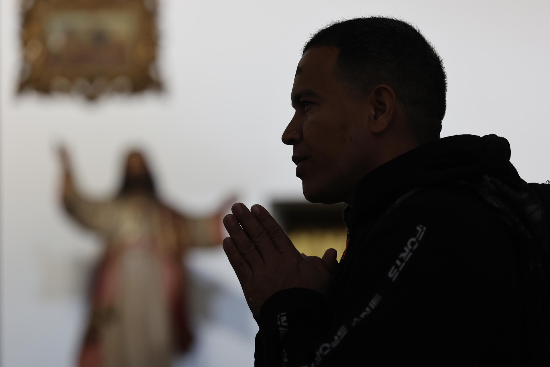 Un hombre reza durante la celebración de la misa del Miércoles de Ceniza en la Iglesia San Francisco, este miércoles, en Caracas (Venezuela). La Iglesia Católica en Venezuela pidió este Miércoles de Ceniza por la "reconciliación de las almas" y la salud del papa Francisco, como parte del mensaje del día que da inicio a la Cuaresma. EFE/ Miguel Gutiérrez