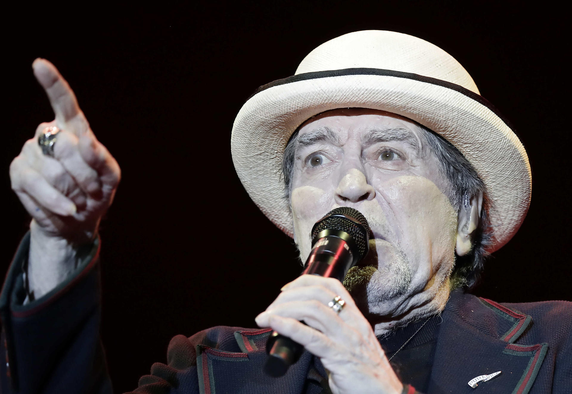 El cantante español Joaquín Sabina ofrece un concierto este sábado en el Estadio Nacional, en San José (Costa Rica). EFE/Jeffrey Arguedas