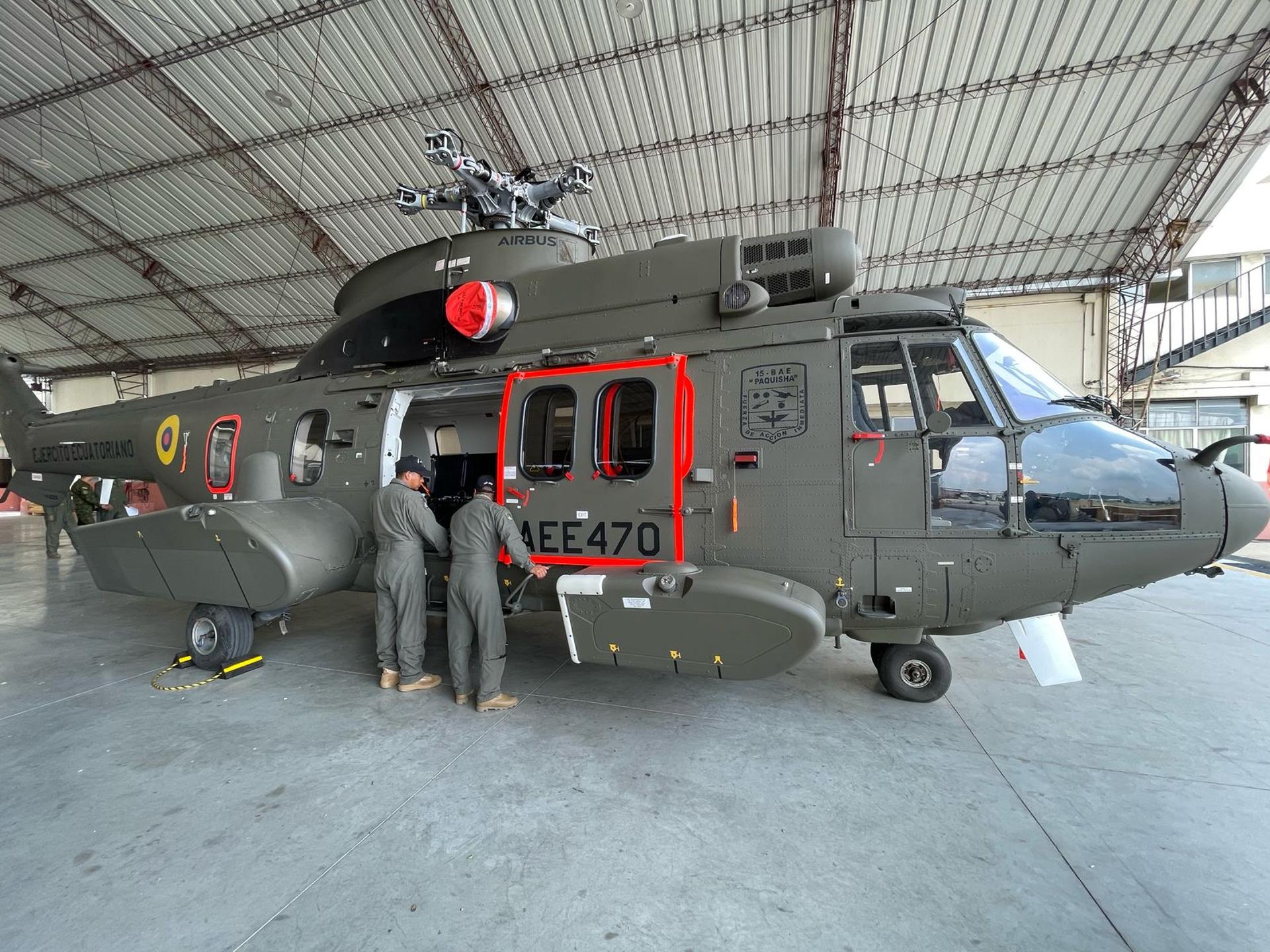 Fotografía cedida de un helicóptero H225 de las Fuerzas Armadas de Ecuador. EFE/Ministerio de Defensa