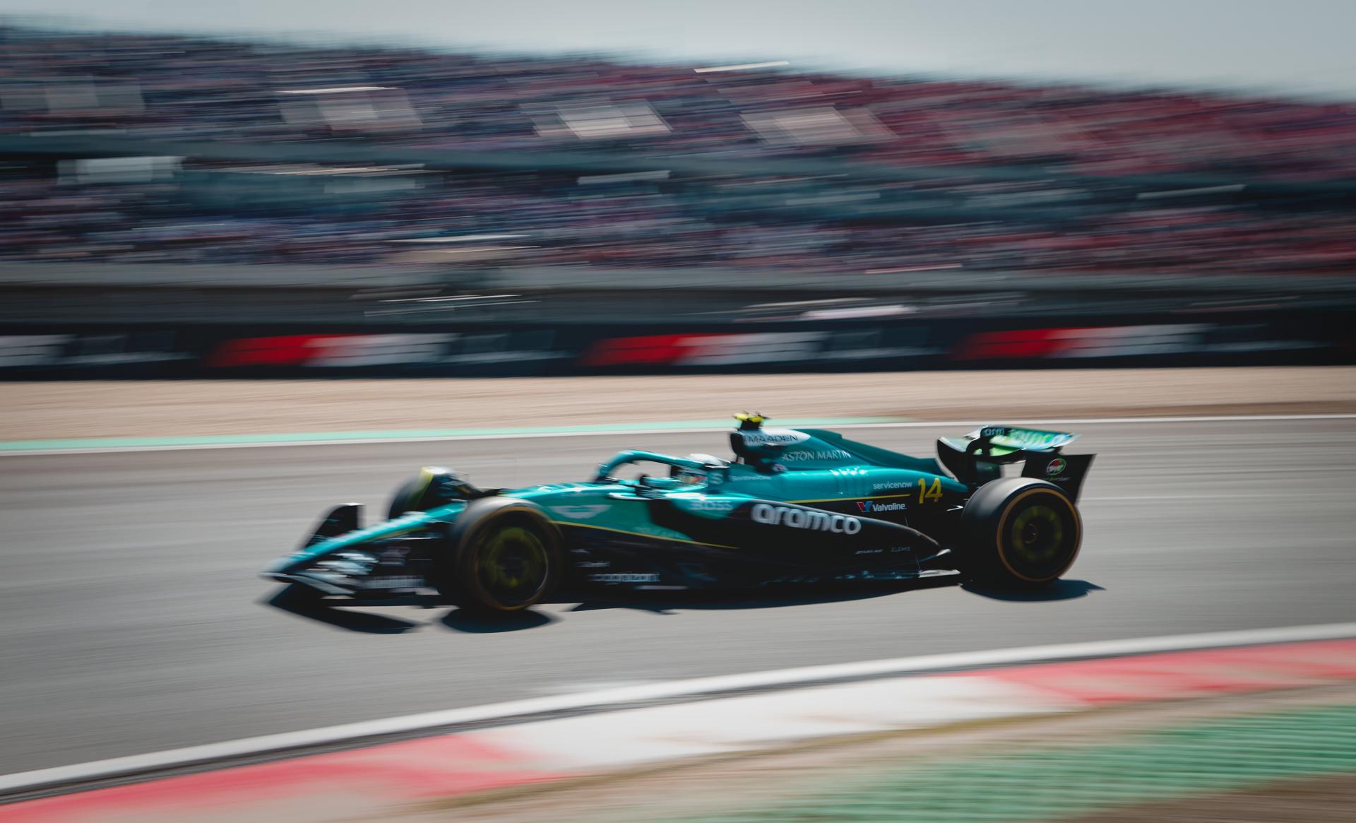 El piloto español de Aston Martin, Fernando Alonso, durante la sesión de entrenamientos para el Gran Premio de Fórmula 1 en el Circuito Internacional de Shanghái. EFE/EPA/ALEX PLAVEVSKI