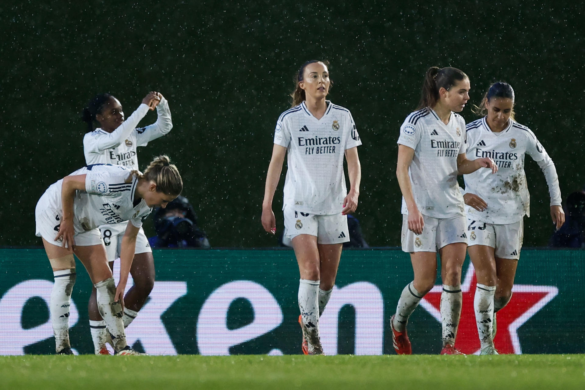 La delantera colombiana Linda Caicedo (i) celebra tras anotar el primer gol del Real Madrid contra el Arsenal, en el partido de ida de los cuartos de final de la Liga de Campeones. EFE/ Juanjo Martín