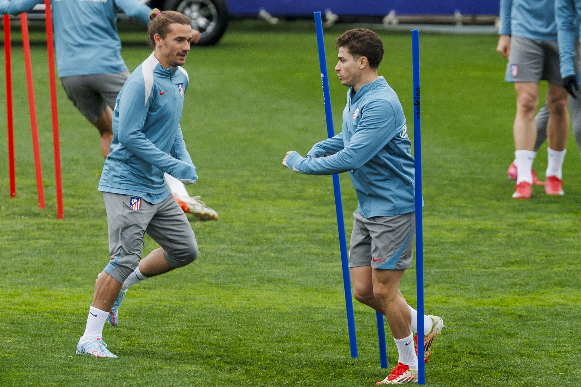 Julián Alvarez y Griezmann, durante el entrenamiento antes del duelo con el Getafe, en el que ambos apuntan a la titularidad en el ataque. EFE/Sergio Pérez