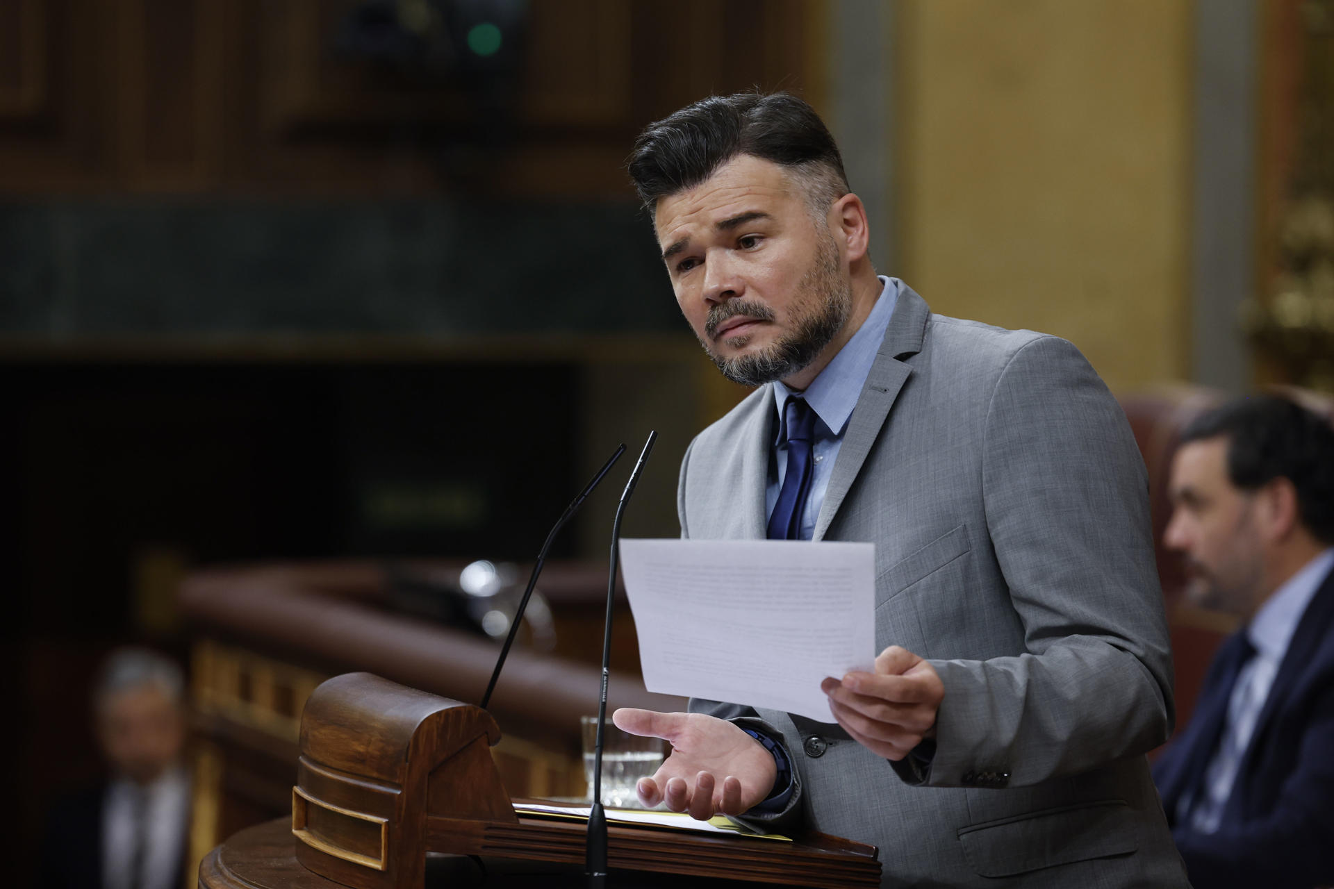 MADRID, 26/03/2025.- El portavoz de ERC, Gabriel Rufián, durante su intervención este miércoles en el pleno del Congreso en el presidente del Gobierno, Pedro Sánchez, comparece a petición para informar sobre el nuevo escenario geopolítico de la Unión Europea y las conclusiones del Consejo Europeo y convencer de la necesidad de que España aumente la inversión en defensa. EFE/ Javier Lizón