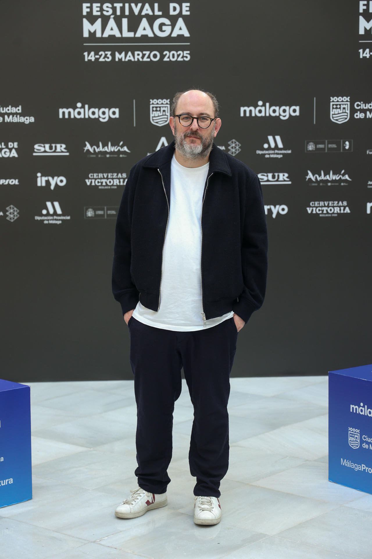 El director Borja Cobeaga posa en el photocall de la película 'Los aitas' que se presenta este martes durante el 28º Festival de Málaga. EFE/Daniel Pérez