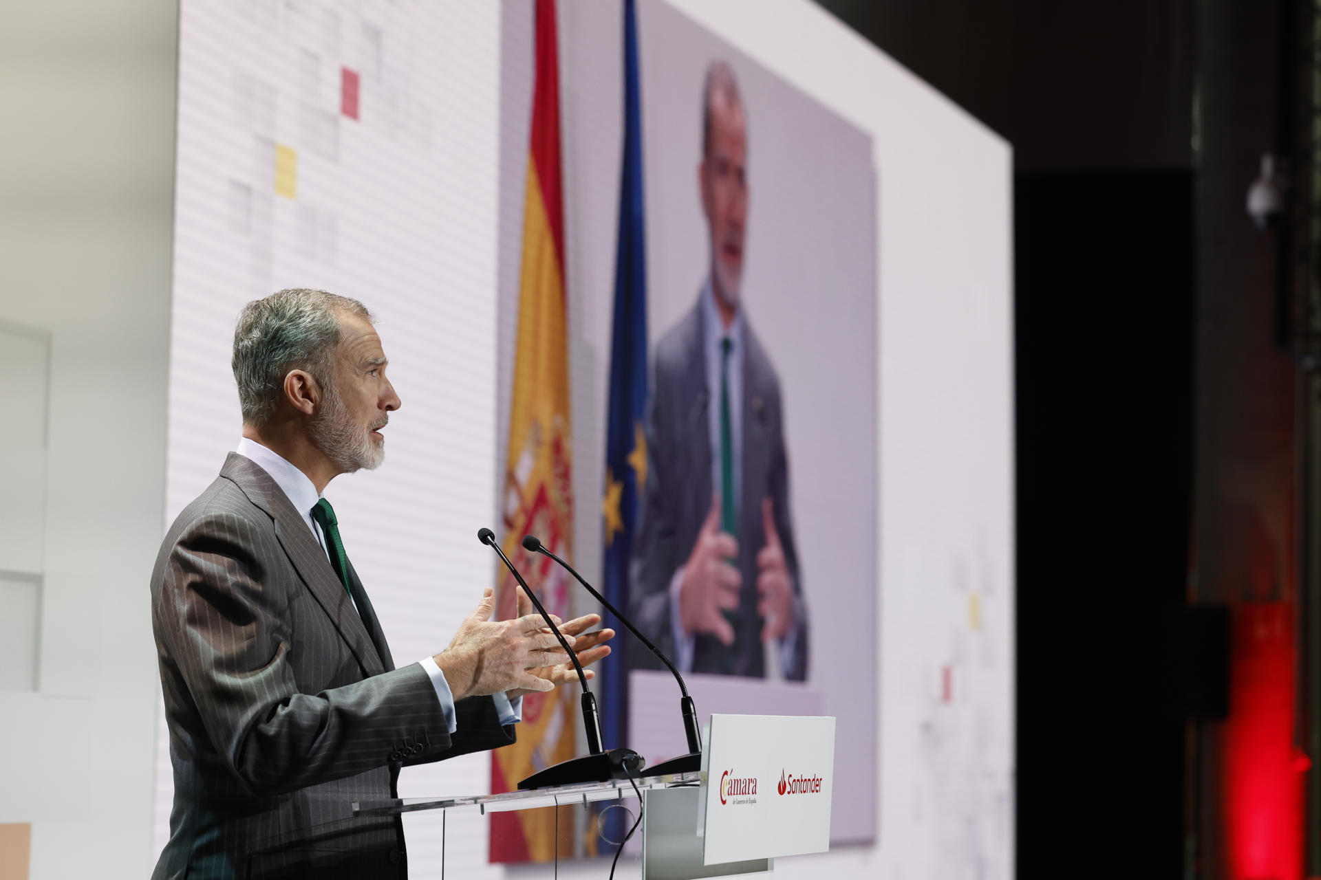 Felipe VI interviene en el acto de entrega del Premio Nacional Pyme del Año, este jueves en Madrid. EFE/ Javier Lizon