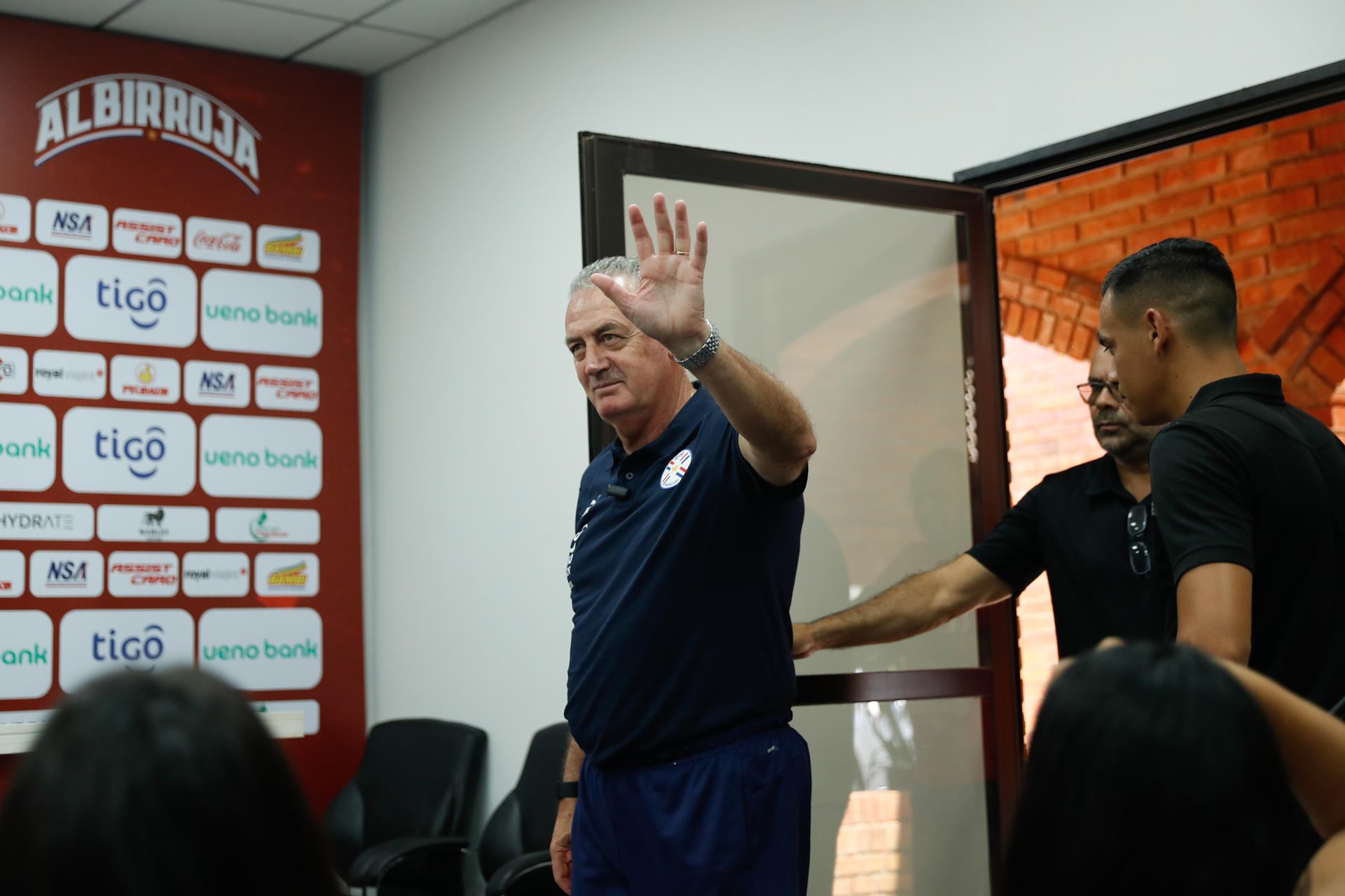 El entrenador de la selección de fútbol de Paraguay, Gustavo Alfaro, llega a la rueda de prensa en el Centro de Alto Rendimiento (Carde), en Ypané. EFE/ Juan Pablo Pino