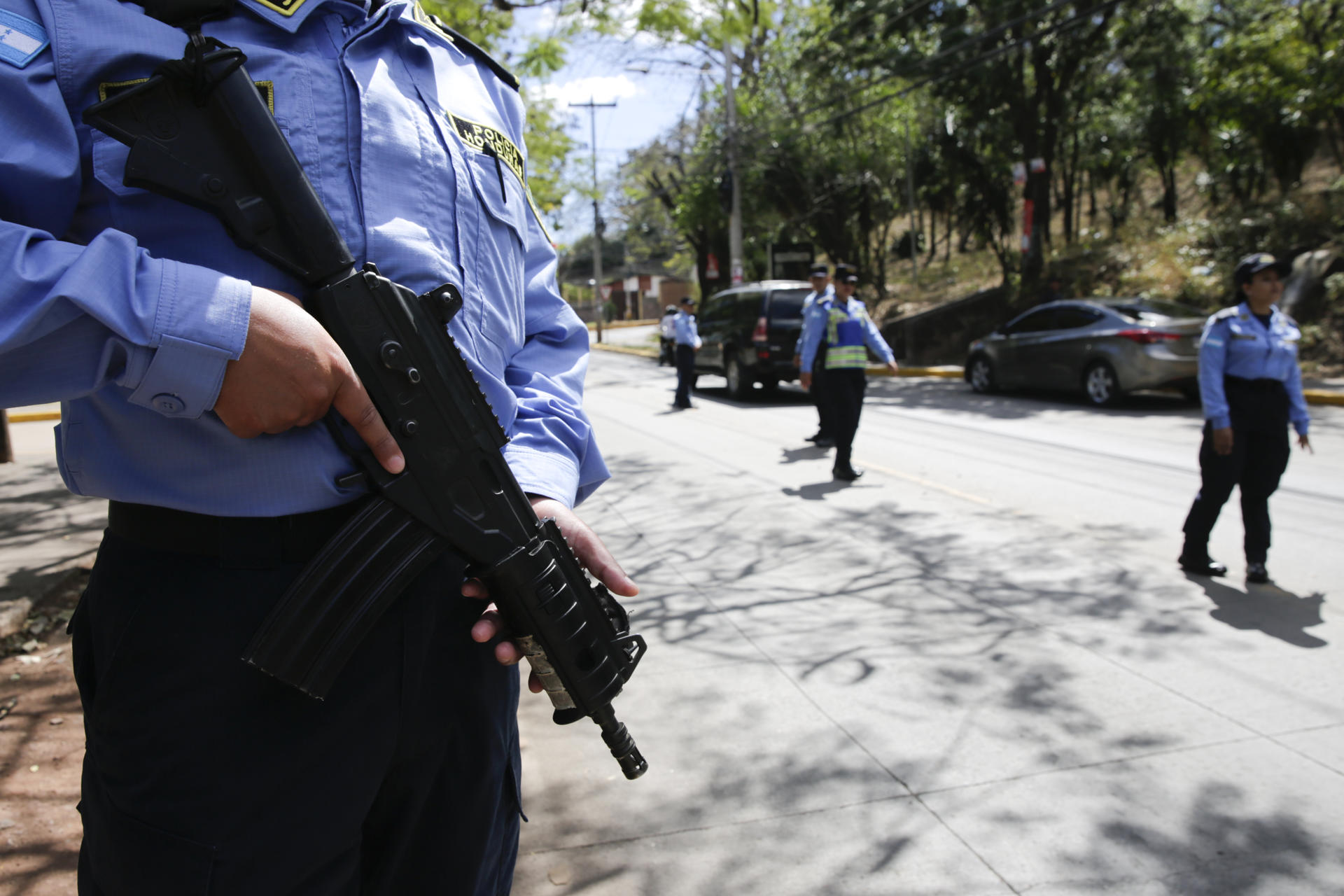 Agentes de la Policía Nacional realizan un operativo de seguridad este sábado, en Tegucigalpa (Honduras). EFE/ Gustavo Amador