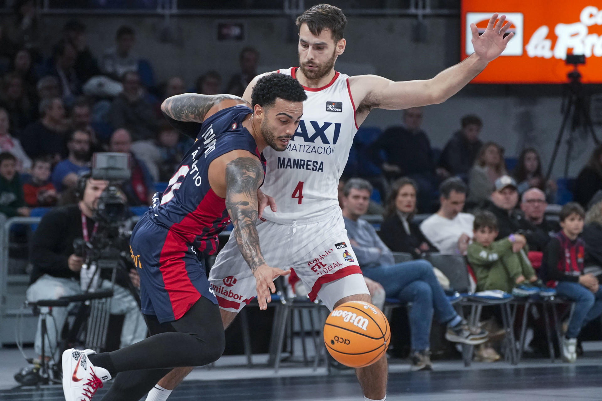 El jugador del Baskonia Marcus Howard, iz, y Santiago Vescovi, del Manresa, en el partido de la LIGA ACB Endesa disputado en el Buesa Arena. EFE/L. RICO