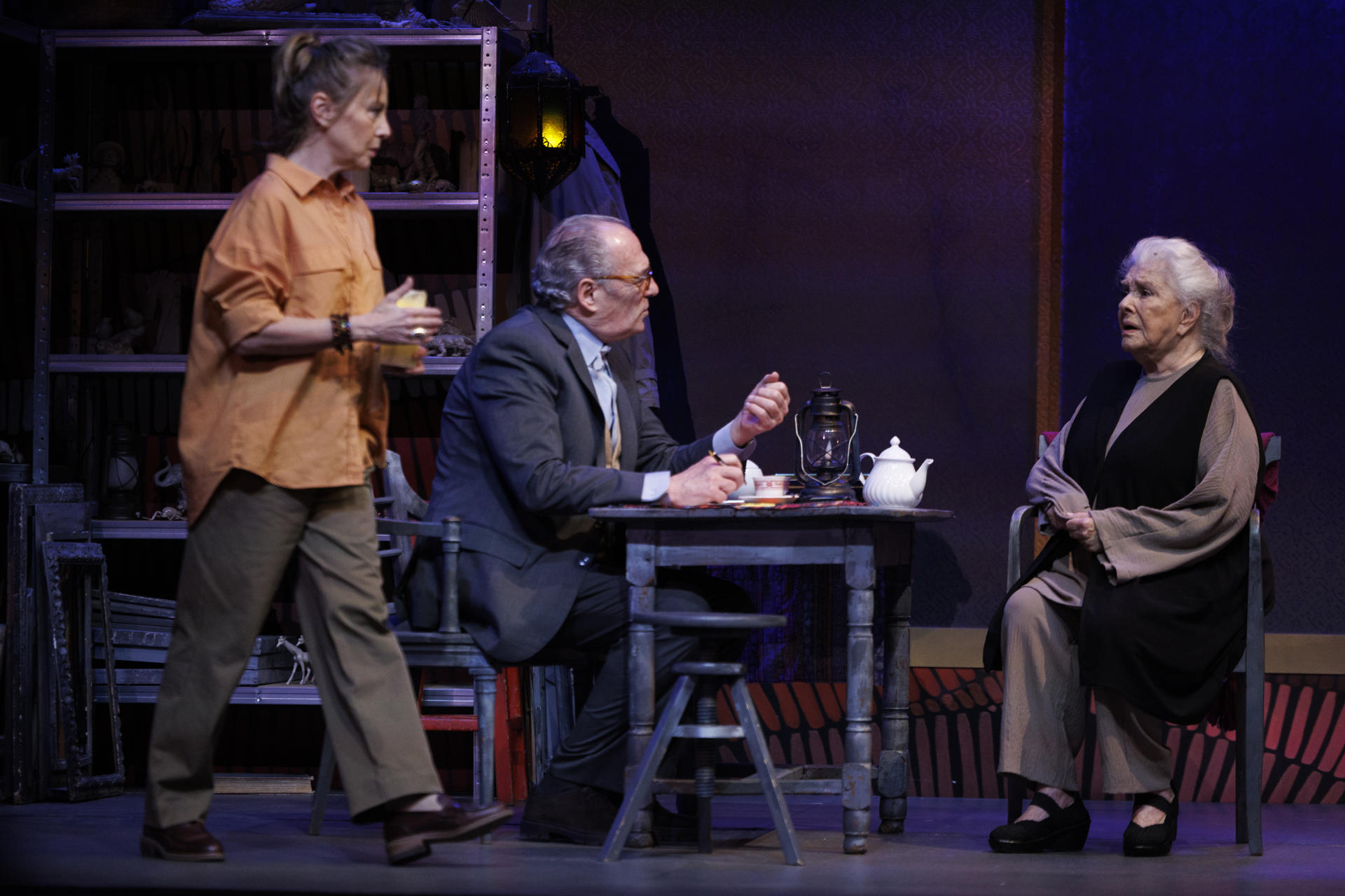 La actriz vallisoletana Lola Herrera (d), que regresa a los escenarios con 'Camino a la Meca', una obra de Athol Fugard, en la que estará acompañada por su hija Natalia Dicenta (i) y por el actor Carlos Olaya (c), durante el pase gráfico de la misma este miércoles en el teatro Bellas Artes de Madrid. EFE/ Sergio Pérez
