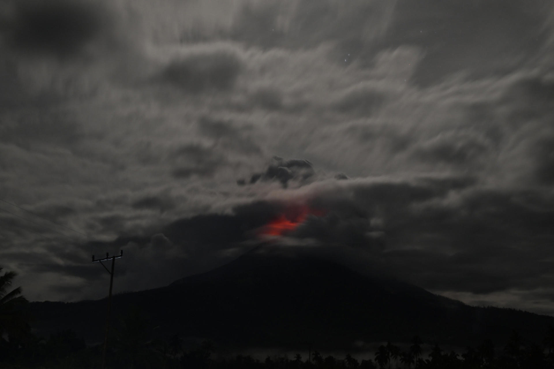 AME1187. ISLA DE FLORES (INDONESIA), 21/03/2025.- Fotografía cedida por Magma de un volcán en erupción este viernes en Isla de Flores (Indonesia). Las autoridades de Indonesia preparan este jueves la evacuación de unas 3.000 personas ante los riesgos asociados a la erupción del volcán Ibu, en el este del país, que esta semana ha lanzado columnas de humo de unos cuatro kilómetros, por lo que el nivel de alerta se mantiene en lo más alto. EFE/ Magma SOLO USO EDITORIAL/SOLO DISPONIBLE PARA ILUSTRAR LA NOTICIA QUE ACOMPAÑA (CRÉDITO OBLIGATORIO)