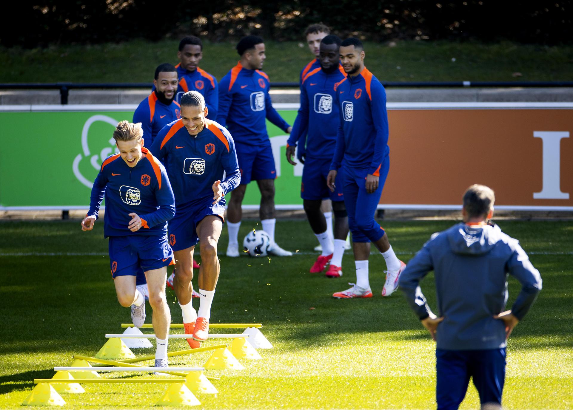 Los neerlandeses Frenkie de Jong y Virgil van Dijk. EFE/EPA/Koen van Weel