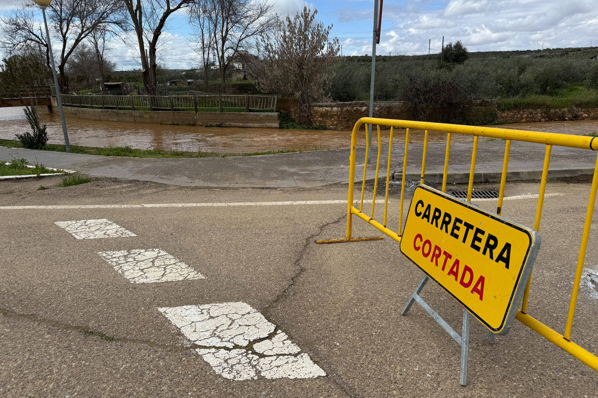 18/03/2025.- Fotografía este martes de una carretera cortada debido a la lluvia en Hinojosa del Valle (Extremadura).EFE/ Ana Picón