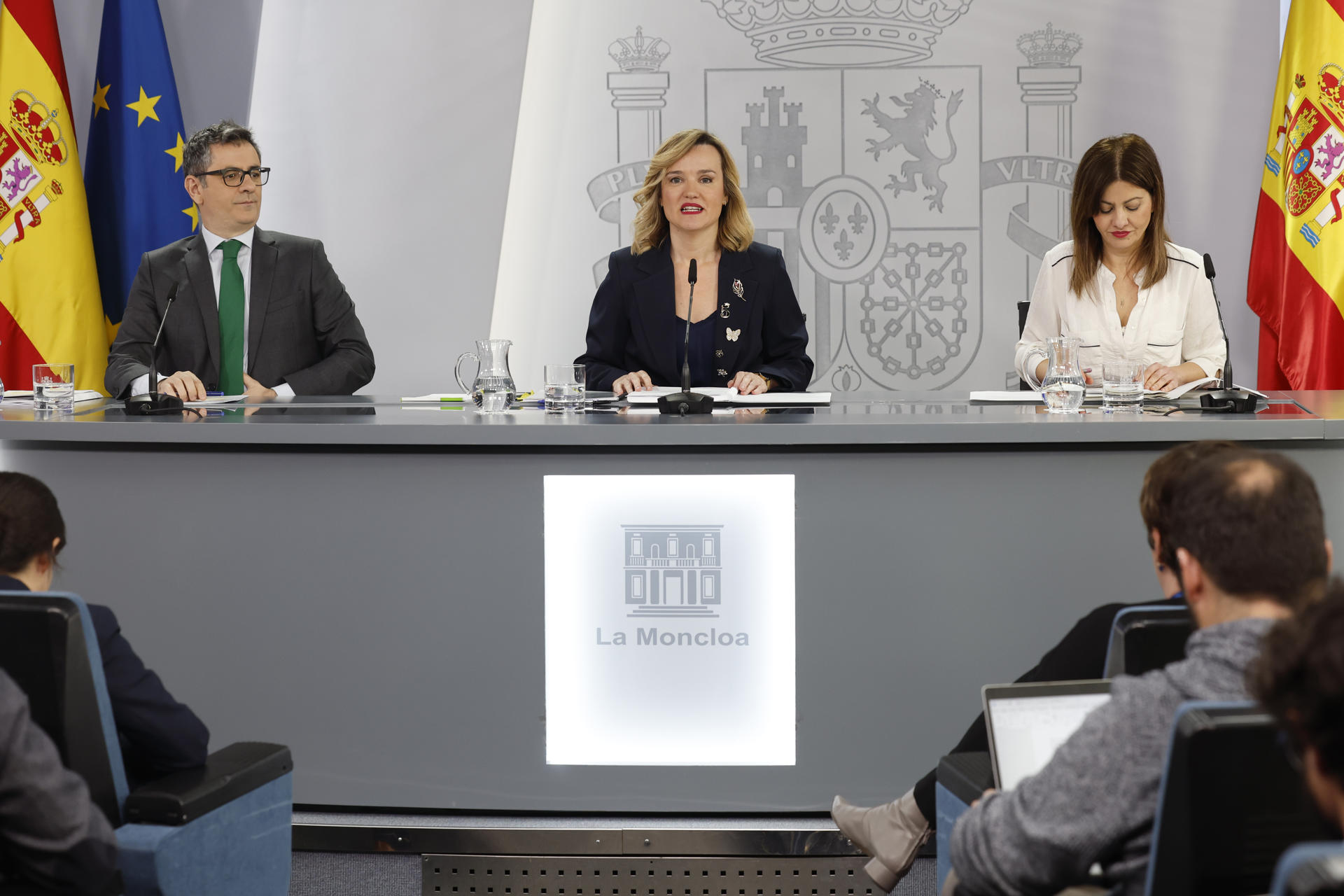 La ministra de Educación y portavoz del Gobierno, Pilar Alegría (c) la ministra de Juventud e Infancia, Sira Rego (d) y el ministro de Justicia y Presidencia, Félix Bolaños (i) durante la rueda de prensa tras el Consejo de Ministros celebrado este martes en el Palacio de La Moncloa, Madrid. EFE/JP Gandul