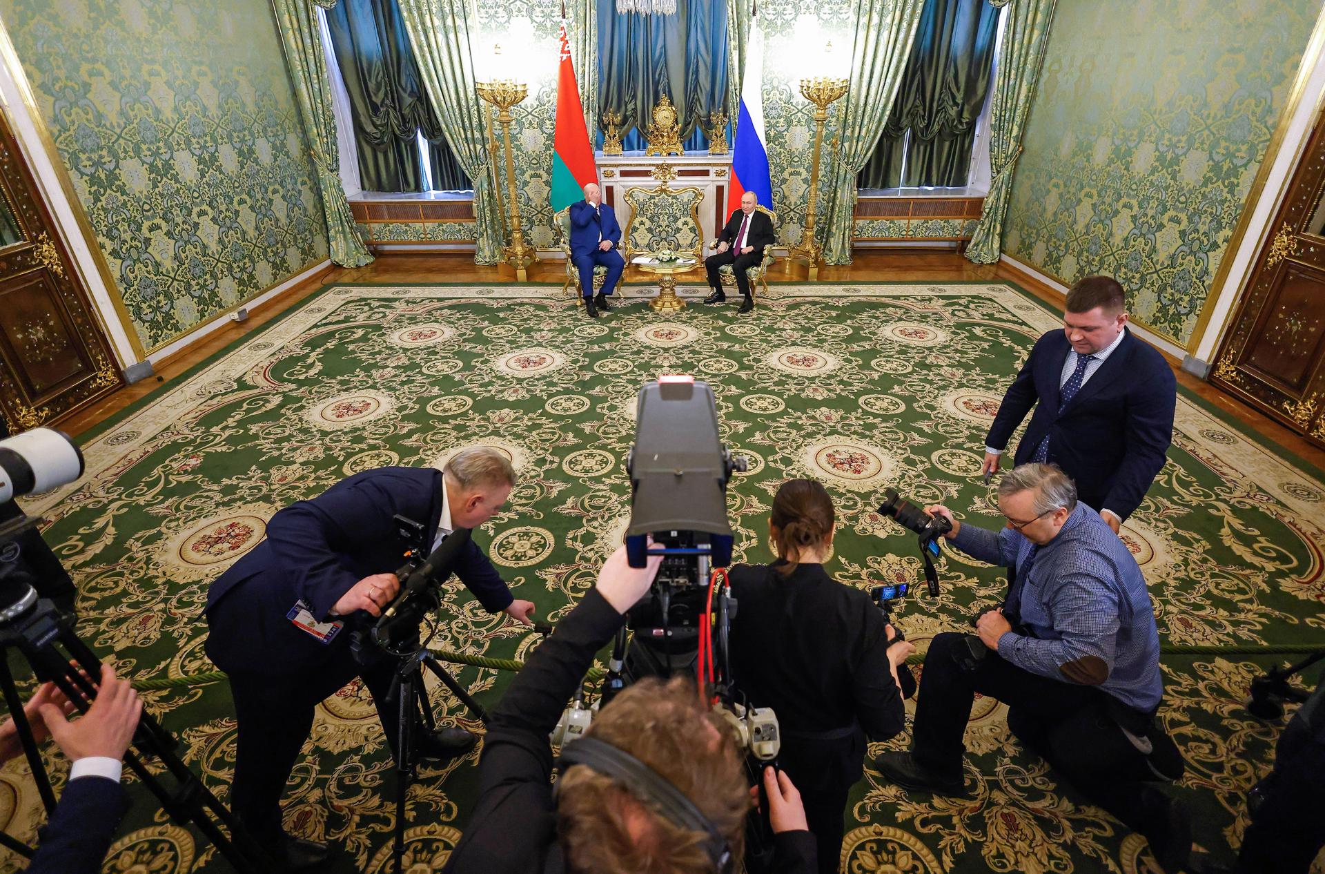 Los periodistas trabajan durante una reunión del presidente bielorruso, Alexander Lukashenko (centro-izquierda), y el presidente ruso, Vladimir Putin (centro-derecha), en el Kremlin en Moscú, Rusia, el 13 de marzo de 2025. Lukashenko se encuentra en una visita oficial a Moscú. (Bielorrusia, Rusia, Moscú) EFE/EPA/MAXIM SHEMETOV/POOL