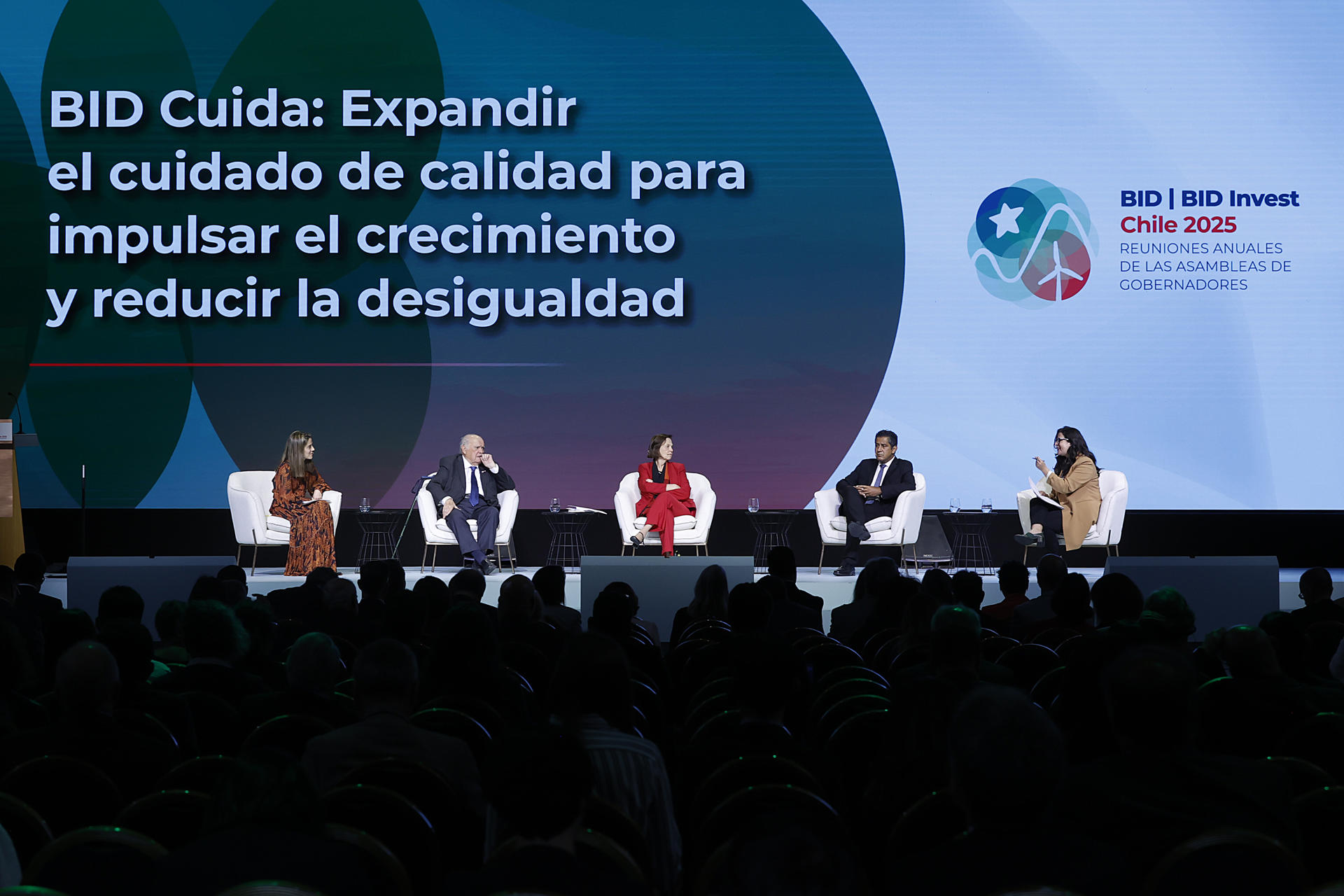 Fotografía general de la iniciativa BID, 'Ampliar la atención de calidad para impulsar el crecimiento y reducir la desigualdad', durante la segunda jornada de las Asambleas Anuales de Gobernadores del BID y de BID Invest 2025 en Santiago (Chile). EFE/ Elvis González