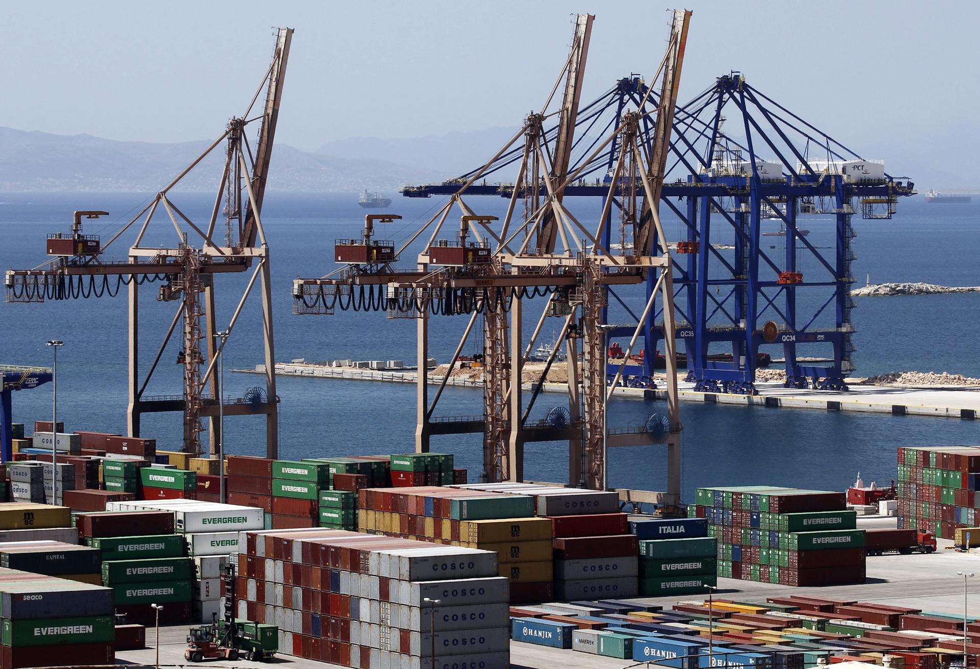 Fotografía de archivo en donde se ve un muelle de contenedores de exportaciones. EFE/Orestis Panagiotou